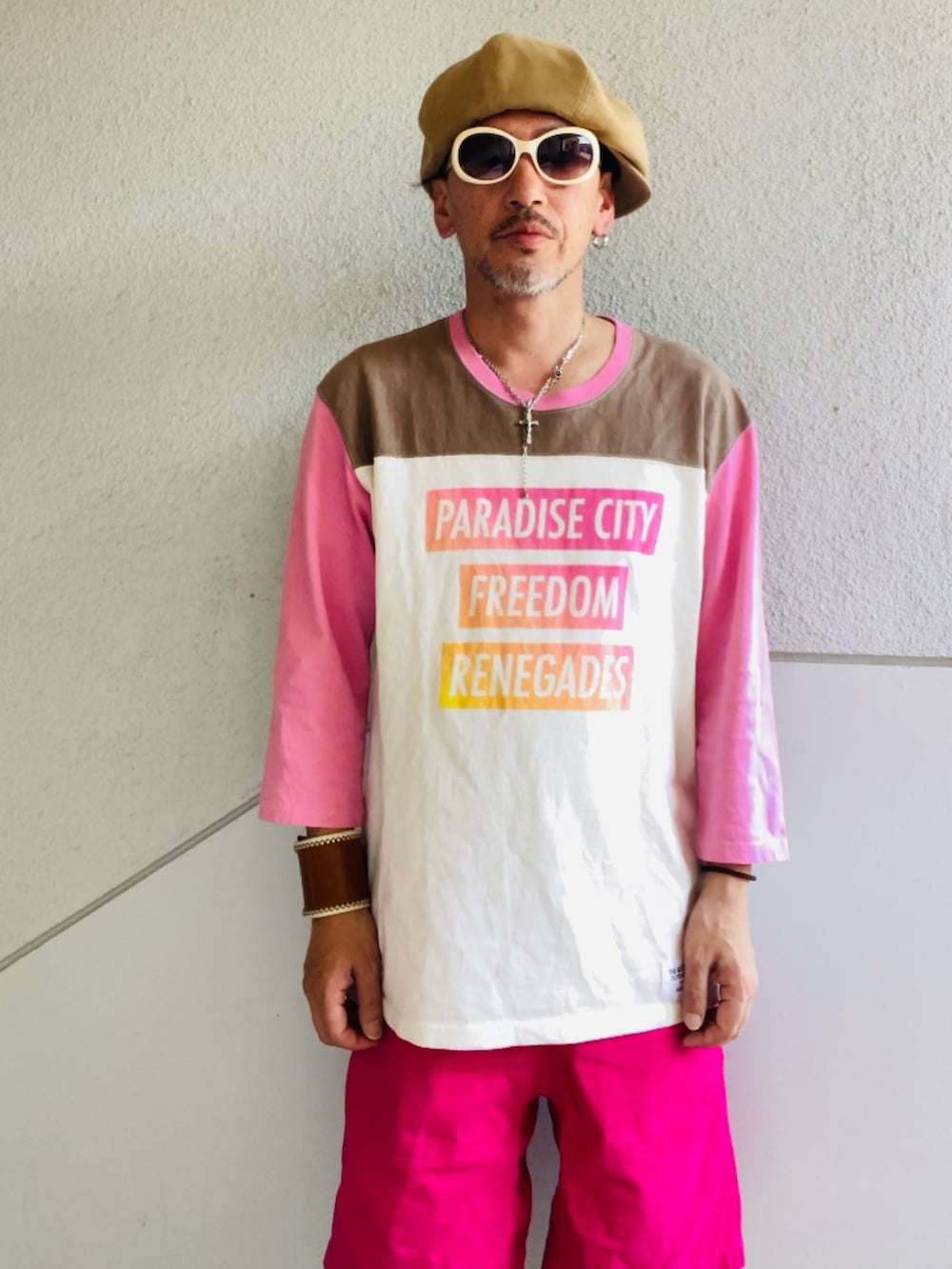 ピンク系のTシャツ/カットソー、ピンク系のその他パンツ、ピンク系のスニーカーを着用したメンズの春コーディネートの2枚目の写真