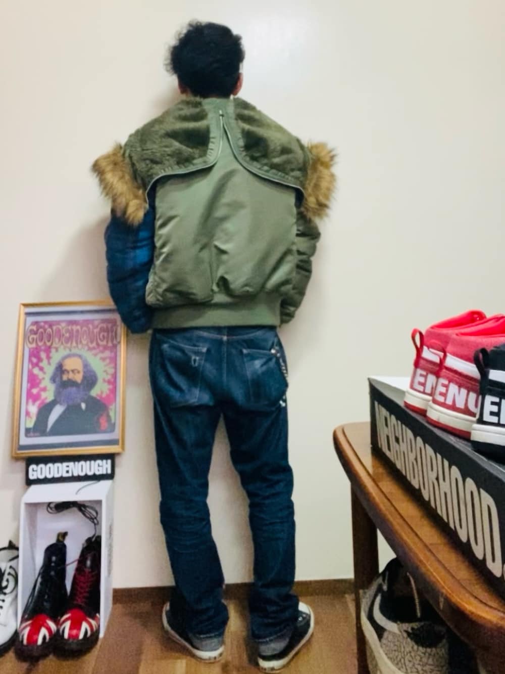 ブラック系のスウェット、グリーン系のMA-1、ブルー系のデニムパンツを着用したメンズの冬コーディネートの3枚目の写真