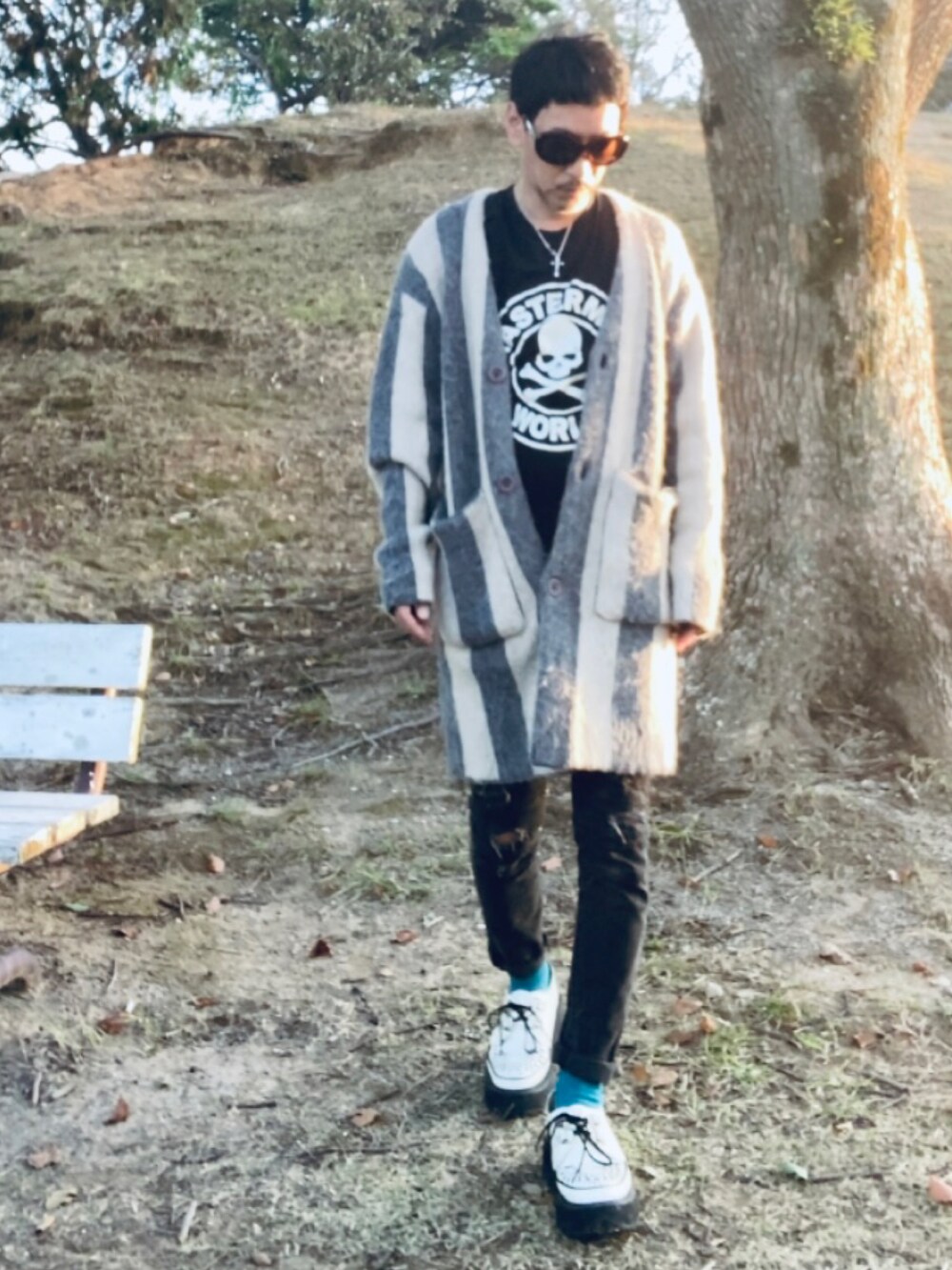 グレー系のカーディガン/ボレロ、ブラック系のTシャツ/カットソー、ブラック系のデニムパンツを着用したメンズの秋コーディネートの3枚目の写真
