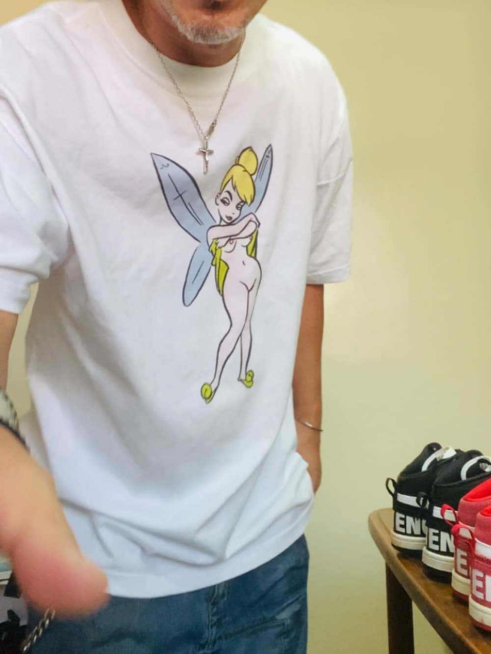 ホワイト系のTシャツ/カットソー、ブルー系のデニムパンツ、グリーン系のスリッポンを着用したメンズの秋コーディネートの4枚目の写真