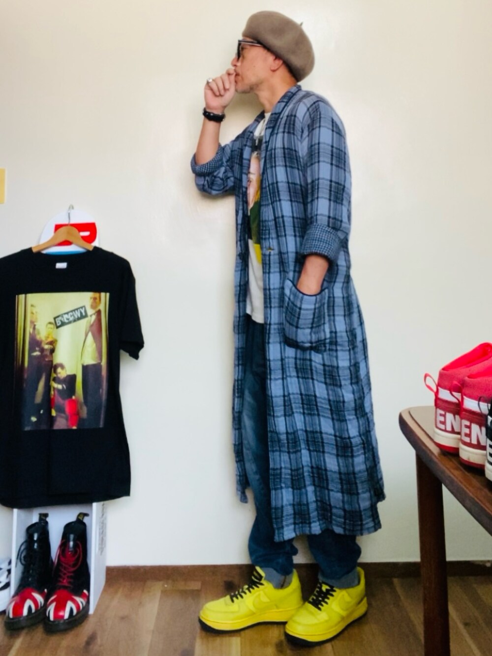 ブルー系のシャツ/ブラウス、ブルー系のデニムパンツ、イエロー系のスニーカーを着用したメンズの秋コーディネートの3枚目の写真