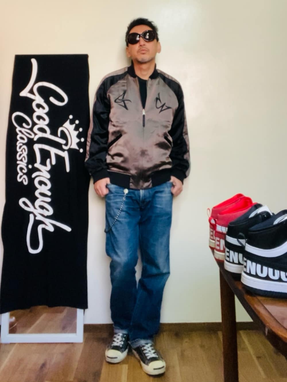 ブラック系のスカジャン、ブルー系のデニムパンツ、ブラック系のスニーカーを着用したメンズの冬コーディネートの4枚目の写真