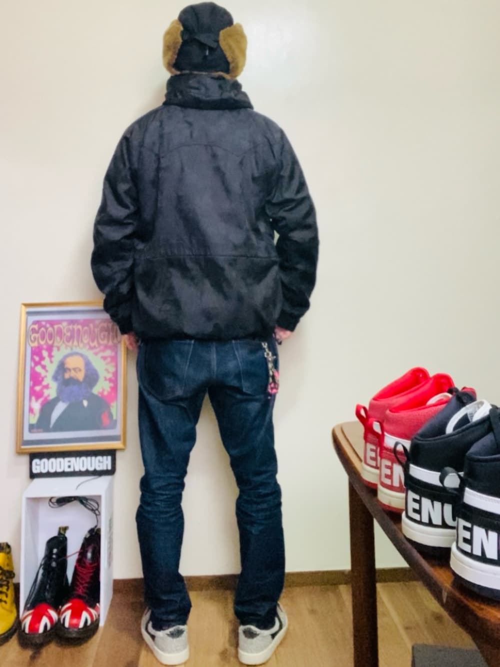 ブラック系のマウンテンパーカー、ブルー系のデニムパンツ、グレー系のスニーカーを着用したメンズの秋コーディネートの4枚目の写真