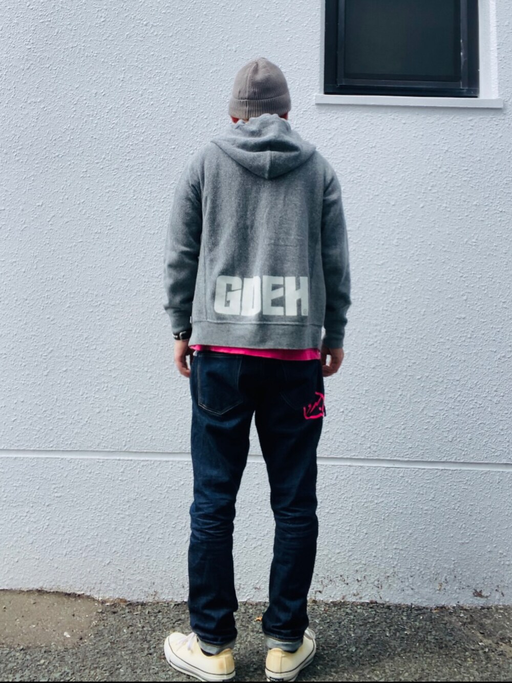 グレー系のパーカー、ピンク系のTシャツ/カットソー、ブルー系のデニムパンツを着用したメンズの春コーディネートの3枚目の写真