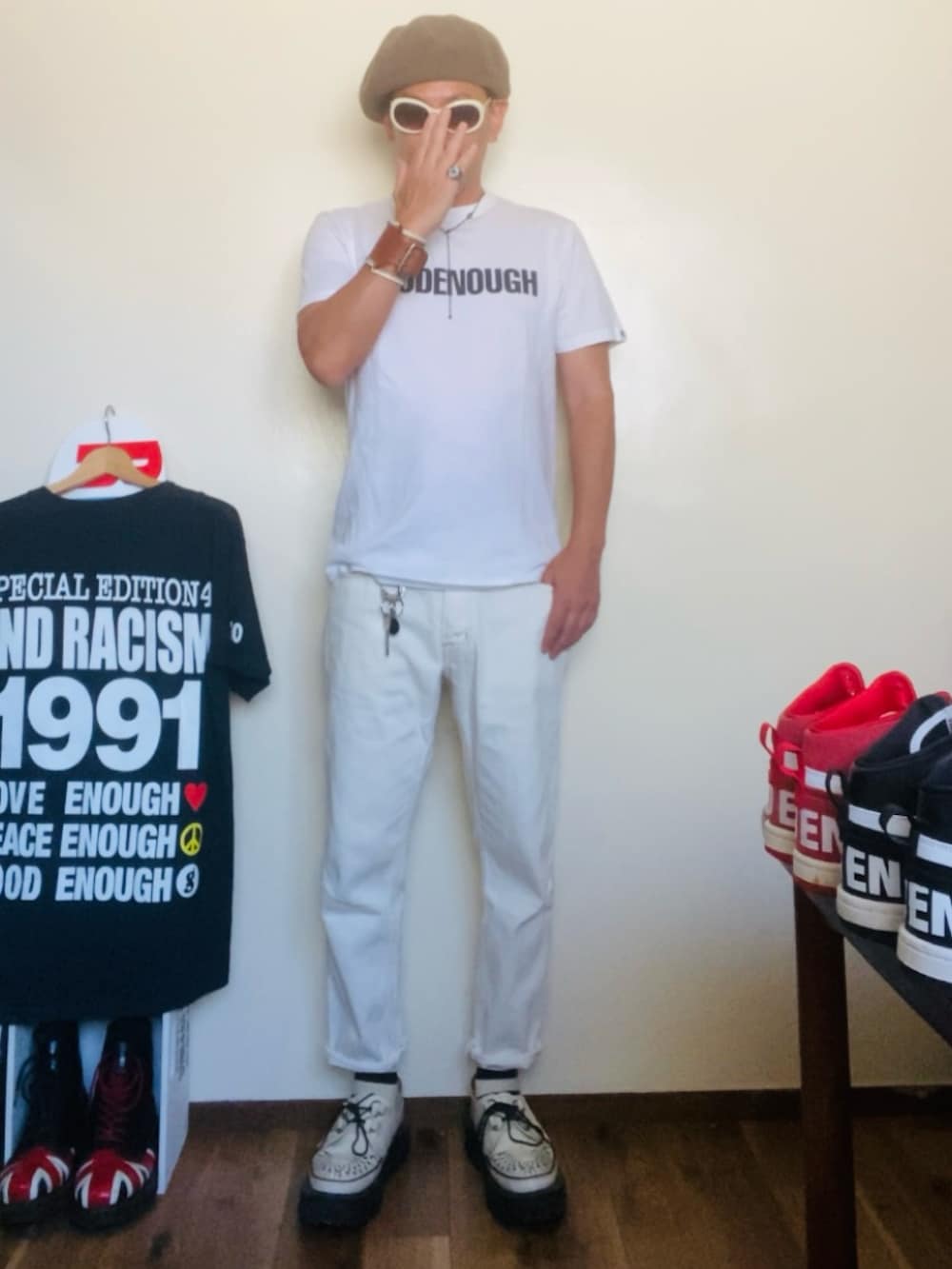 ホワイト系のTシャツ/カットソー、ホワイト系のデニムパンツ、ホワイト系のその他シューズを着用したメンズの秋コーディネートの4枚目の写真