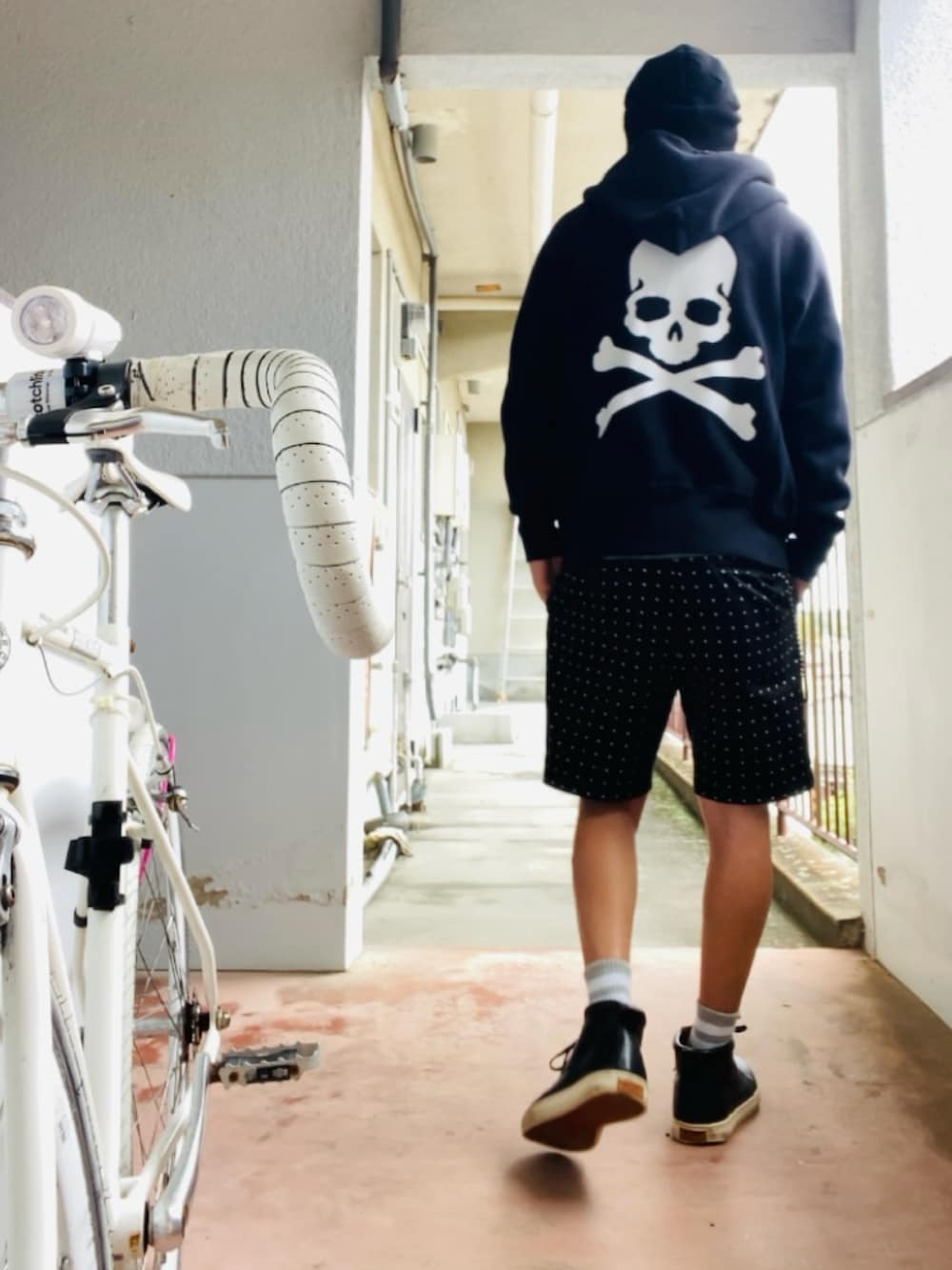 ブラック系のパーカー、ブラック系のタンクトップ、ブラック系のその他パンツを着用したメンズの春コーディネートの3枚目の写真