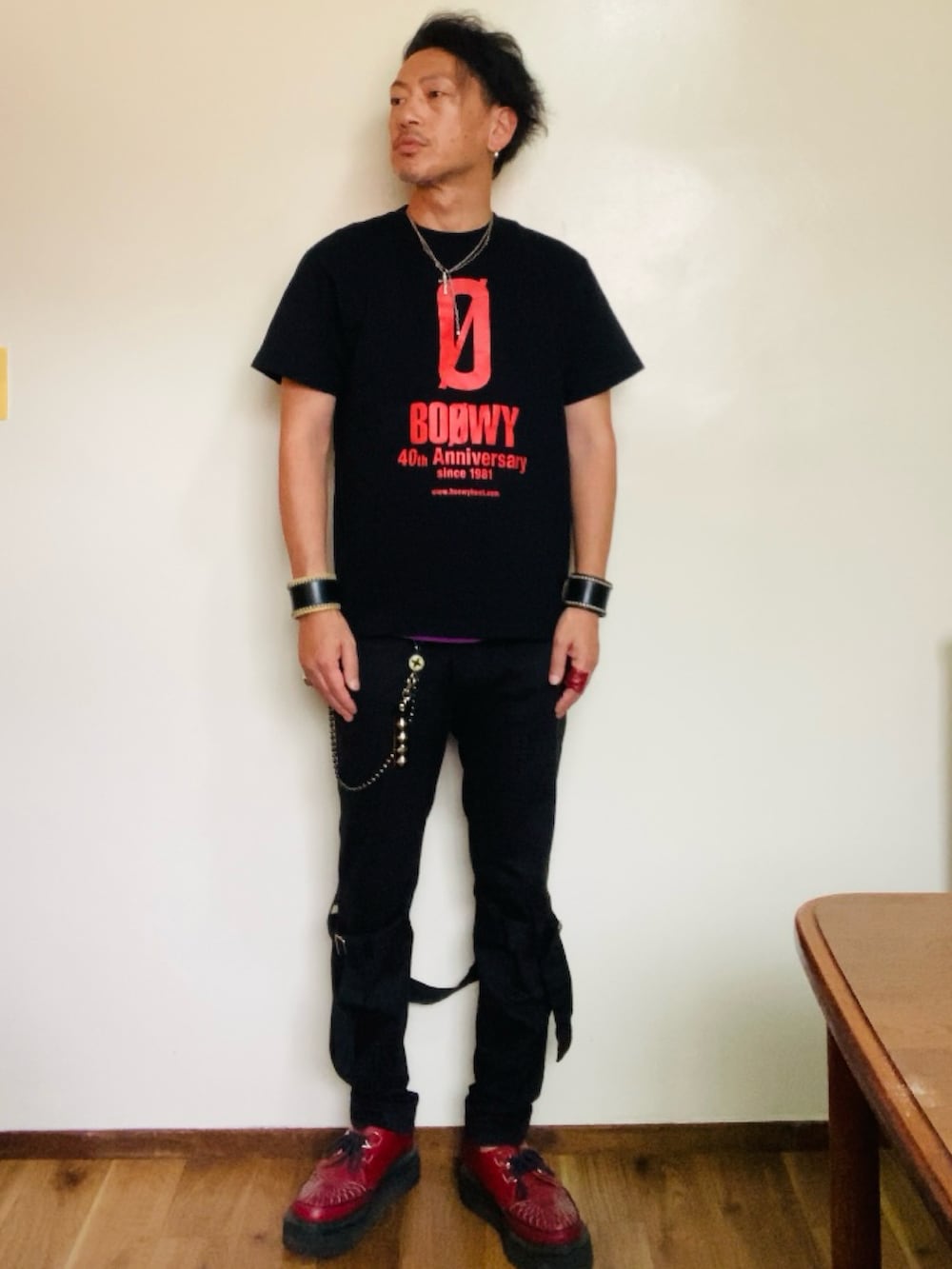 ブラック系のTシャツ/カットソー、ブラック系のその他パンツ、レッド系のブーツを着用したメンズの夏コーディネートの3枚目の写真