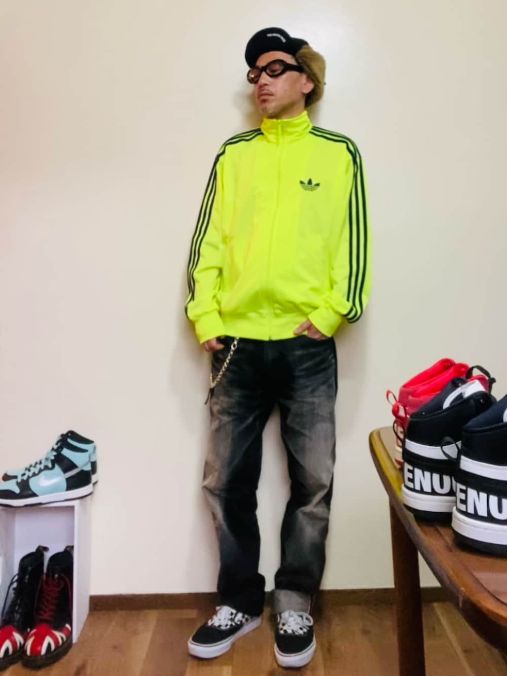 イエロー系のジャージ、ブラック系のデニムパンツ、ブラック系のスニーカーを着用したメンズの春コーディネートの3枚目の写真