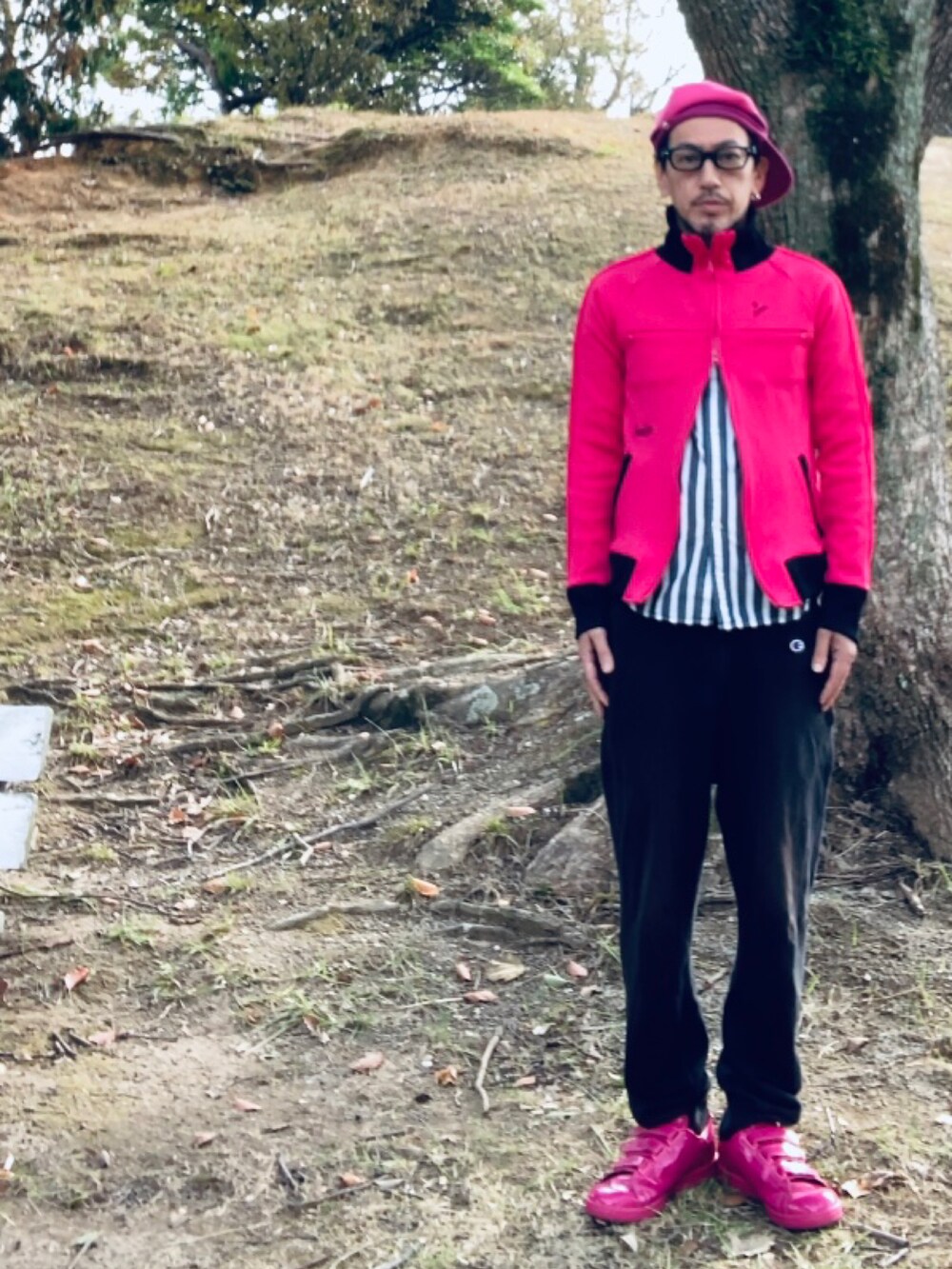 ピンク系のジャージ、グレー系のシャツ/ブラウス、ブラック系のスウェットパンツを着用したメンズの秋コーディネートの5枚目の写真