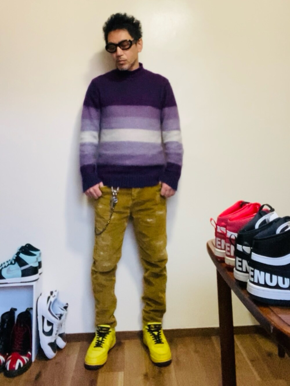 パープル系のニット/セーター、イエロー系のその他パンツ、イエロー系のスニーカーを着用したメンズの冬コーディネートの3枚目の写真