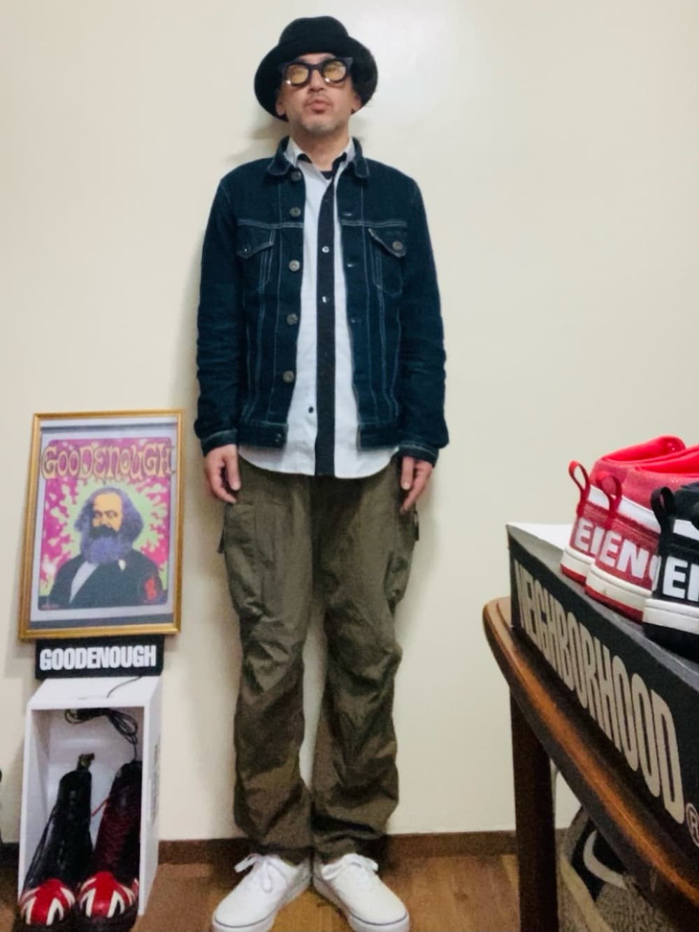 ブルー系のデニムジャケット、ホワイト系のシャツ/ブラウス、ブラウン系のカーゴパンツを着用したメンズの春コーディネートの4枚目の写真