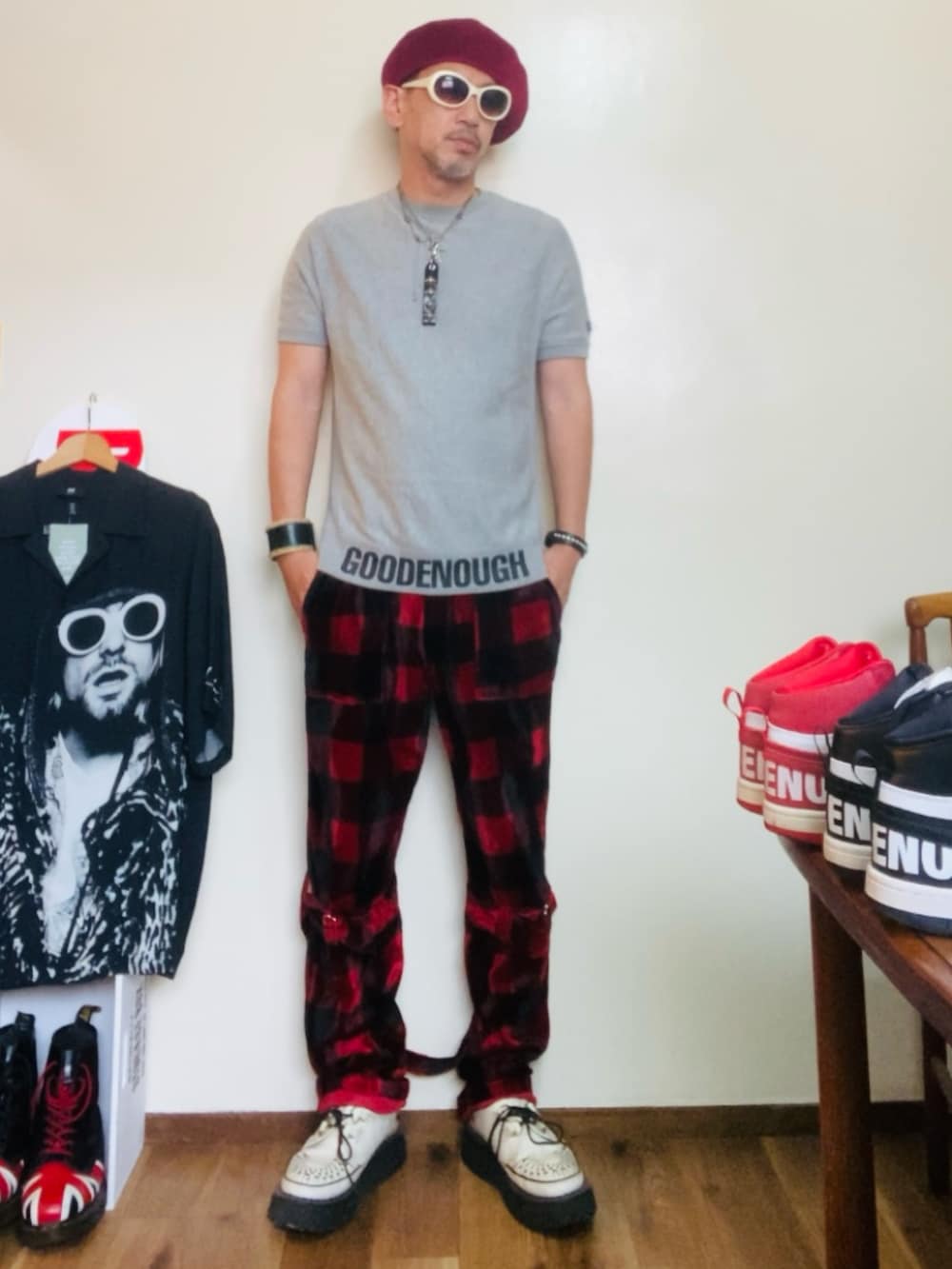 グレー系のスウェット、レッド系のその他パンツ、ホワイト系のその他シューズを着用したメンズの夏コーディネートの2枚目の写真