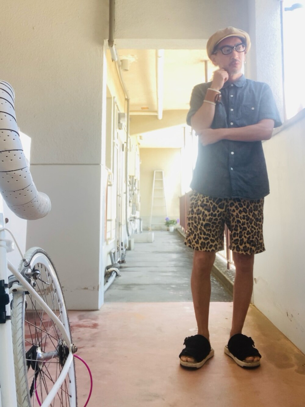 グレー系のシャツ/ブラウス、イエロー系のその他パンツ、ブラック系のサンダルを着用したメンズの夏コーディネートの4枚目の写真