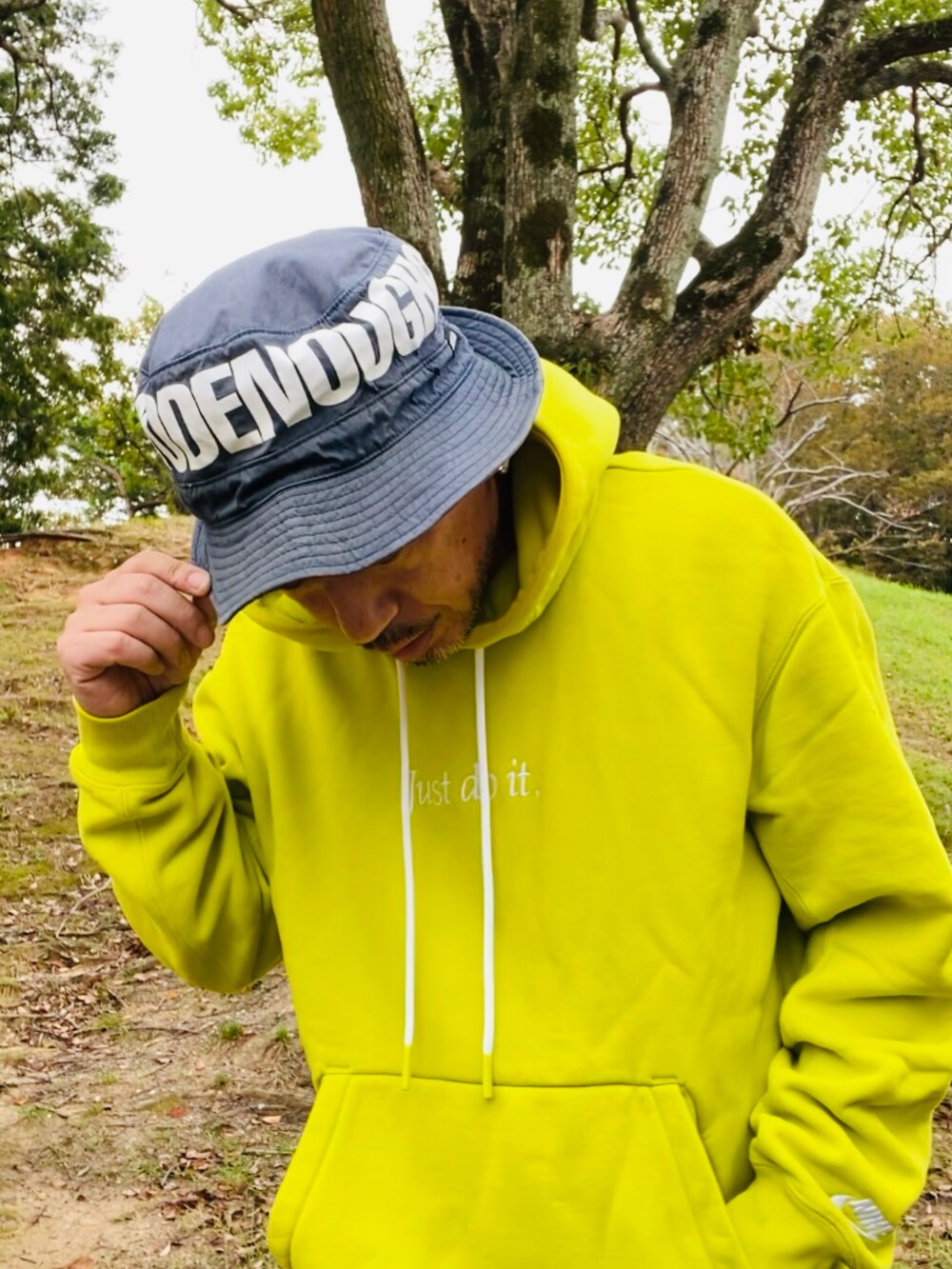 イエロー系のパーカー、ブルー系のその他パンツ、グリーン系のスニーカーを着用したメンズの秋コーディネートの4枚目の写真