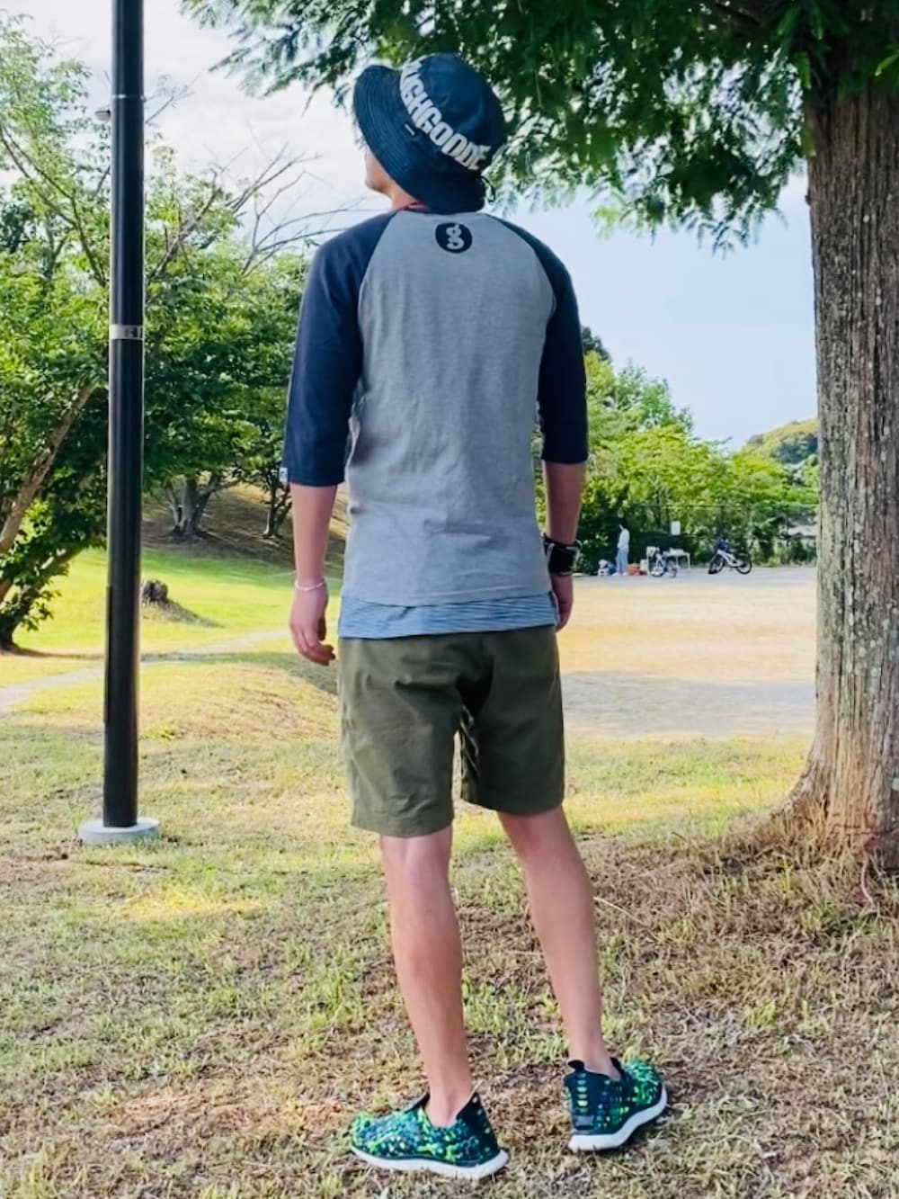 「ラグラン、ラグランTシャツ、グラミチ、エアウーブン、バケットハット、サングラス、春夏コーデ」｜「GOODENOUGHのアイテム（ハット、ブルー系）」を使った、GOODMAN®️さん（メンズ・168cm）の夏コーディネートの4枚目の写真