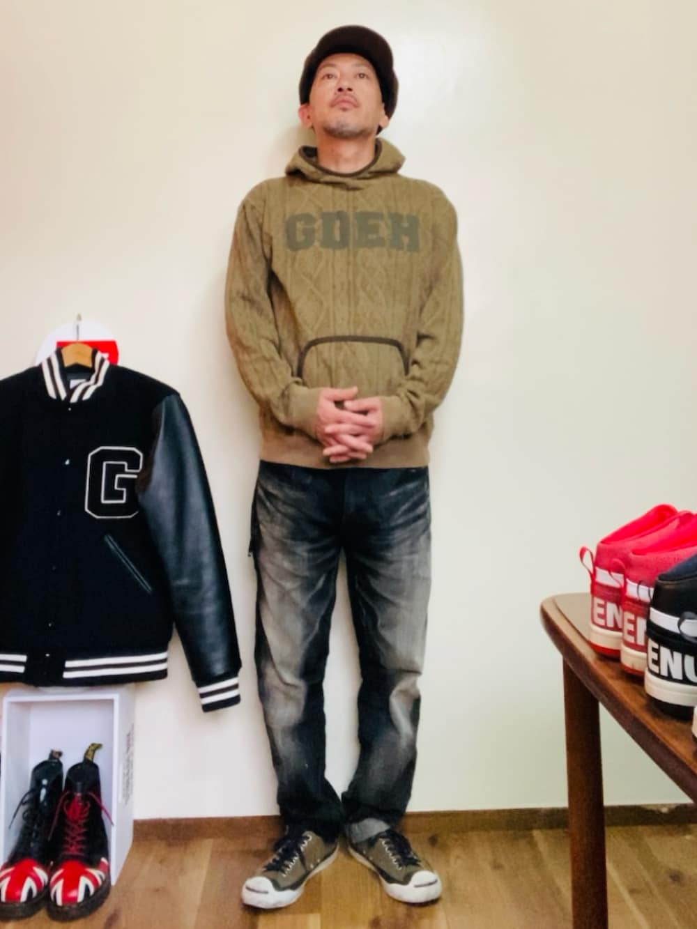 ブラウン系のパーカー、ブラック系のデニムパンツ、グリーン系のスニーカーを着用したメンズの秋コーディネートの4枚目の写真