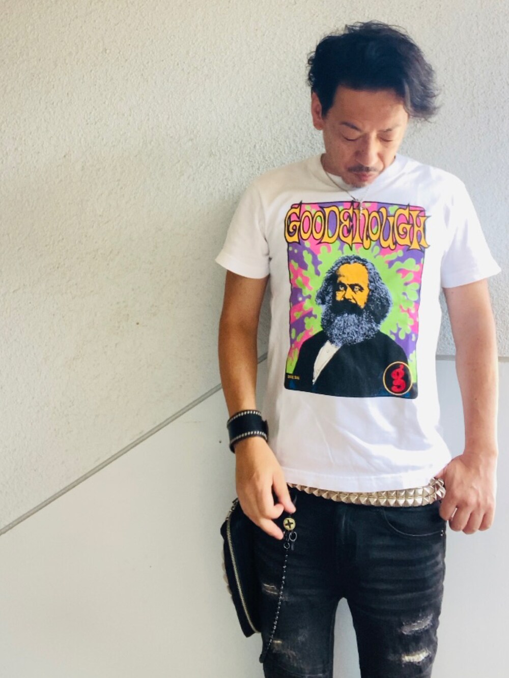 ホワイト系のTシャツ/カットソー、ブラック系のデニムパンツ、ブラック系のバッグを着用したメンズの夏コーディネートの5枚目の写真