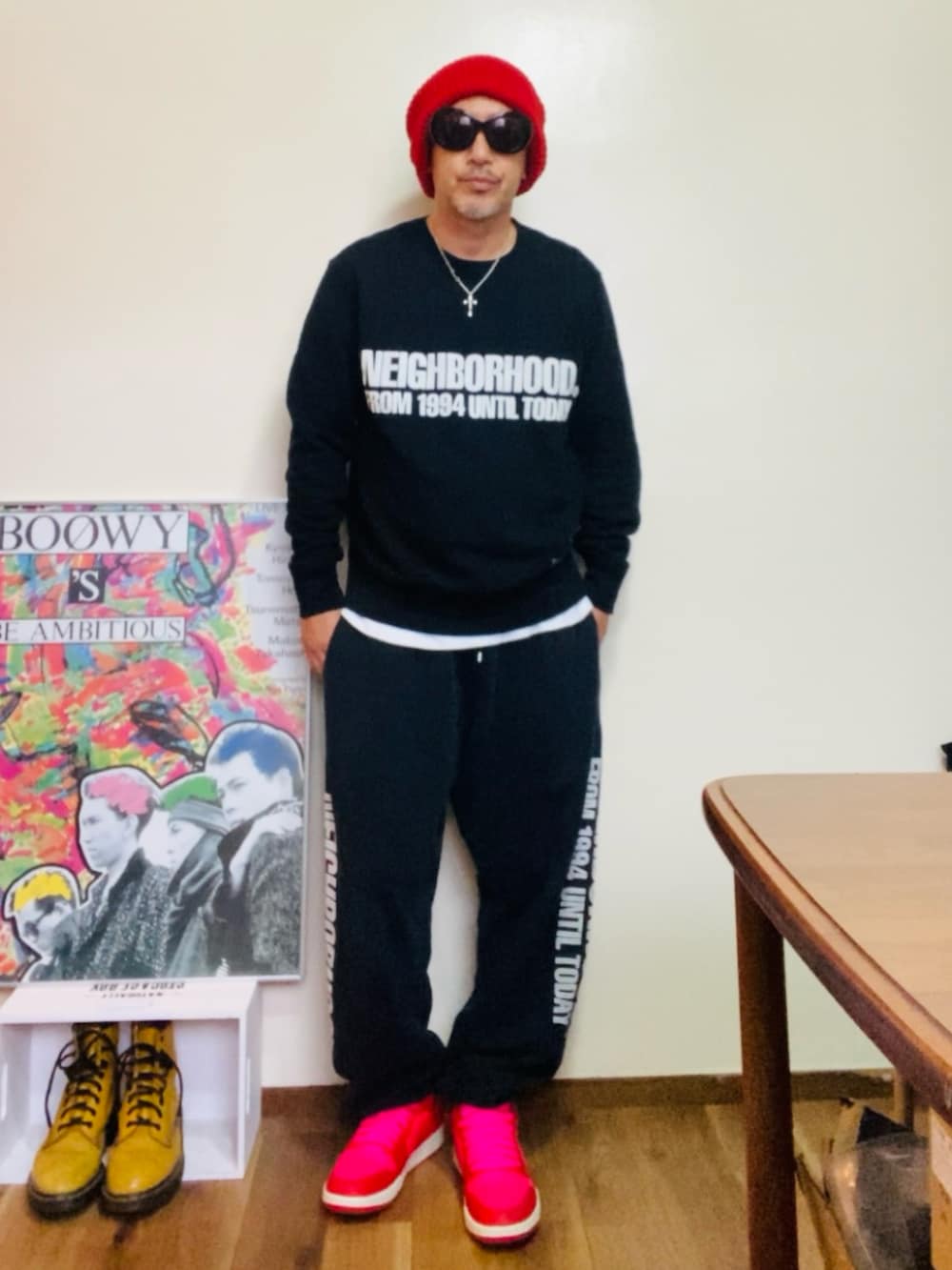 ブラック系のスウェット、ブラック系のスウェットパンツ、ピンク系のスニーカーを着用したメンズの秋コーディネートの3枚目の写真