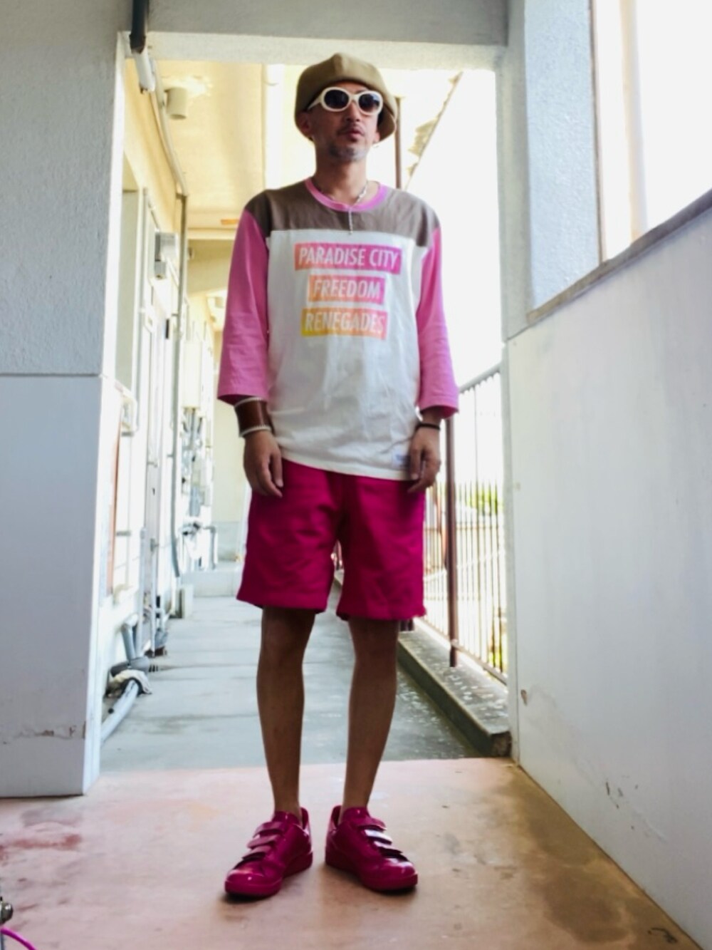 ピンク系のTシャツ/カットソー、ピンク系のその他パンツ、ピンク系のスニーカーを着用したメンズの春コーディネートの5枚目の写真