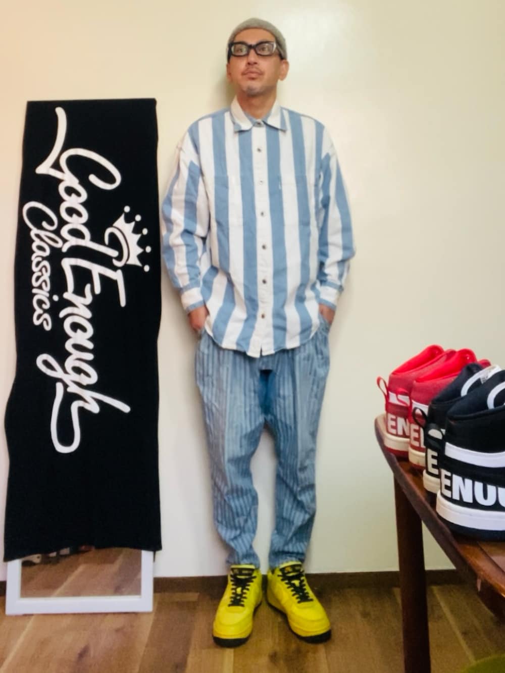 ホワイト系のシャツ/ブラウス、ブルー系のデニムパンツ、イエロー系のスニーカーを着用したメンズの冬コーディネートの3枚目の写真