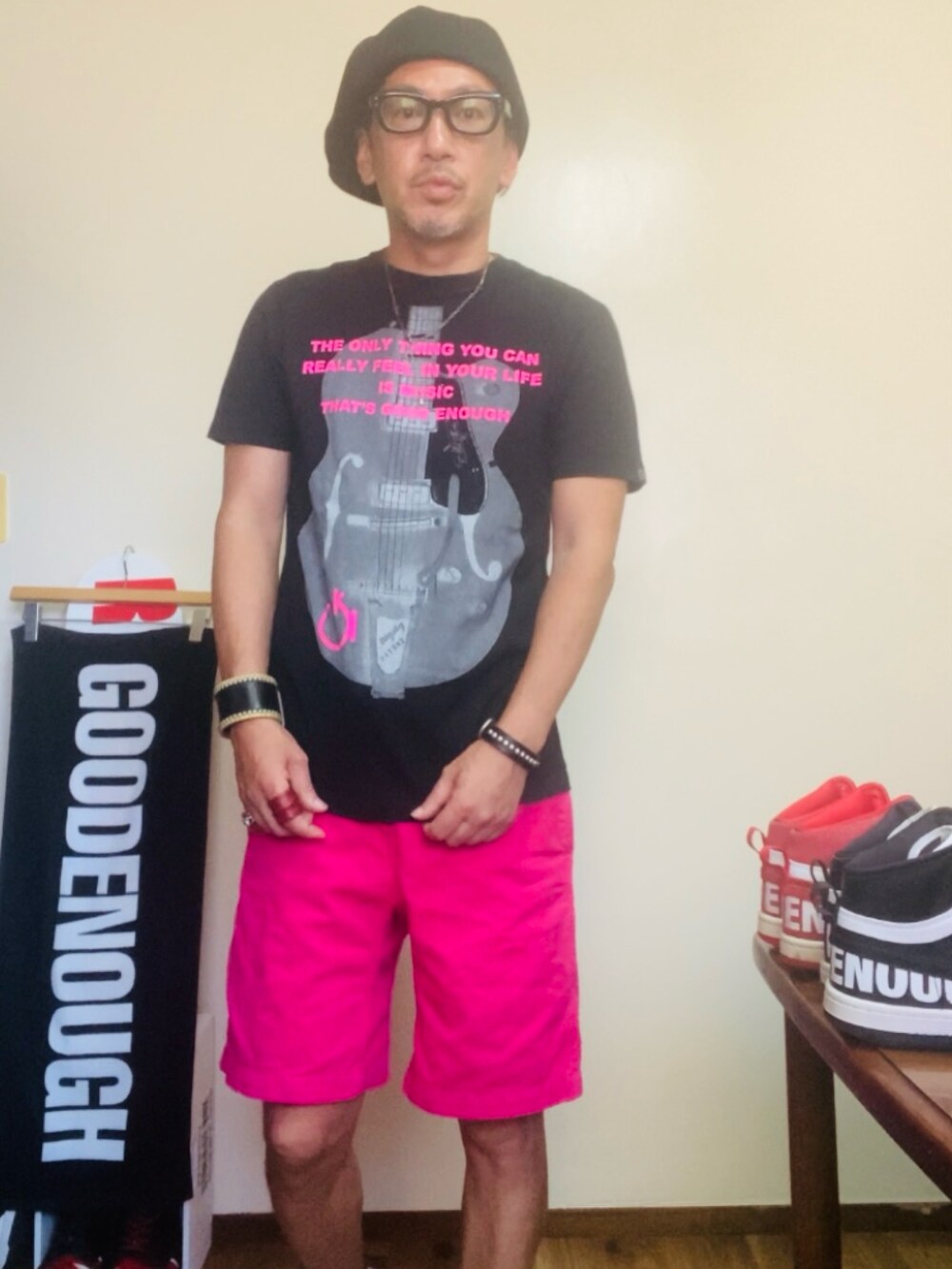 ブラック系のTシャツ/カットソー、ピンク系のその他パンツ、ブラック系のスニーカーを着用したメンズの夏コーディネートの4枚目の写真