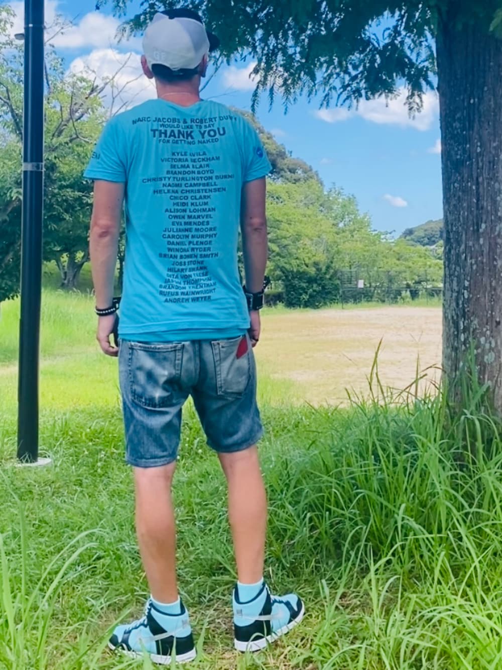 ブルー系のTシャツ/カットソー、ブルー系のその他パンツ、グリーン系のスニーカーを着用したメンズの夏コーディネートの5枚目の写真