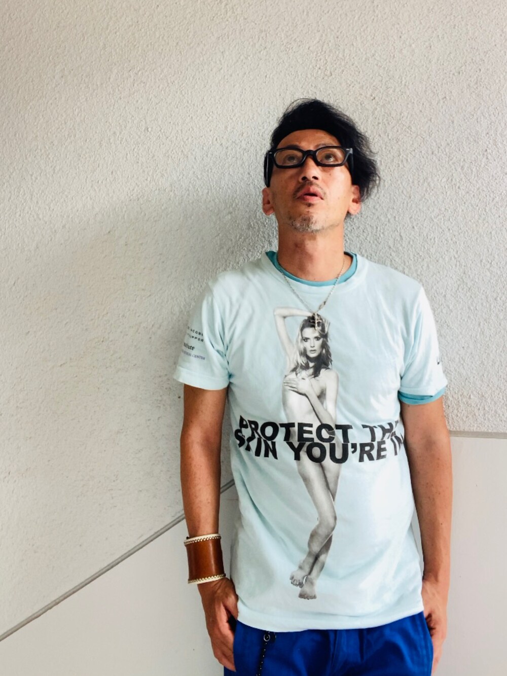 ブルー系のTシャツ/カットソー、ブルー系のその他パンツ、その他のスリッポンを着用したメンズの夏コーディネートの4枚目の写真