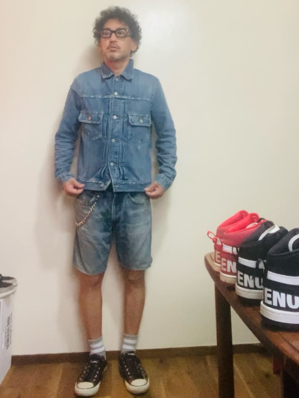 ブルー系のデニムジャケット、ブルー系のその他パンツ、ブラック系のスニーカーを着用したメンズの秋コーディネートの2枚目の写真