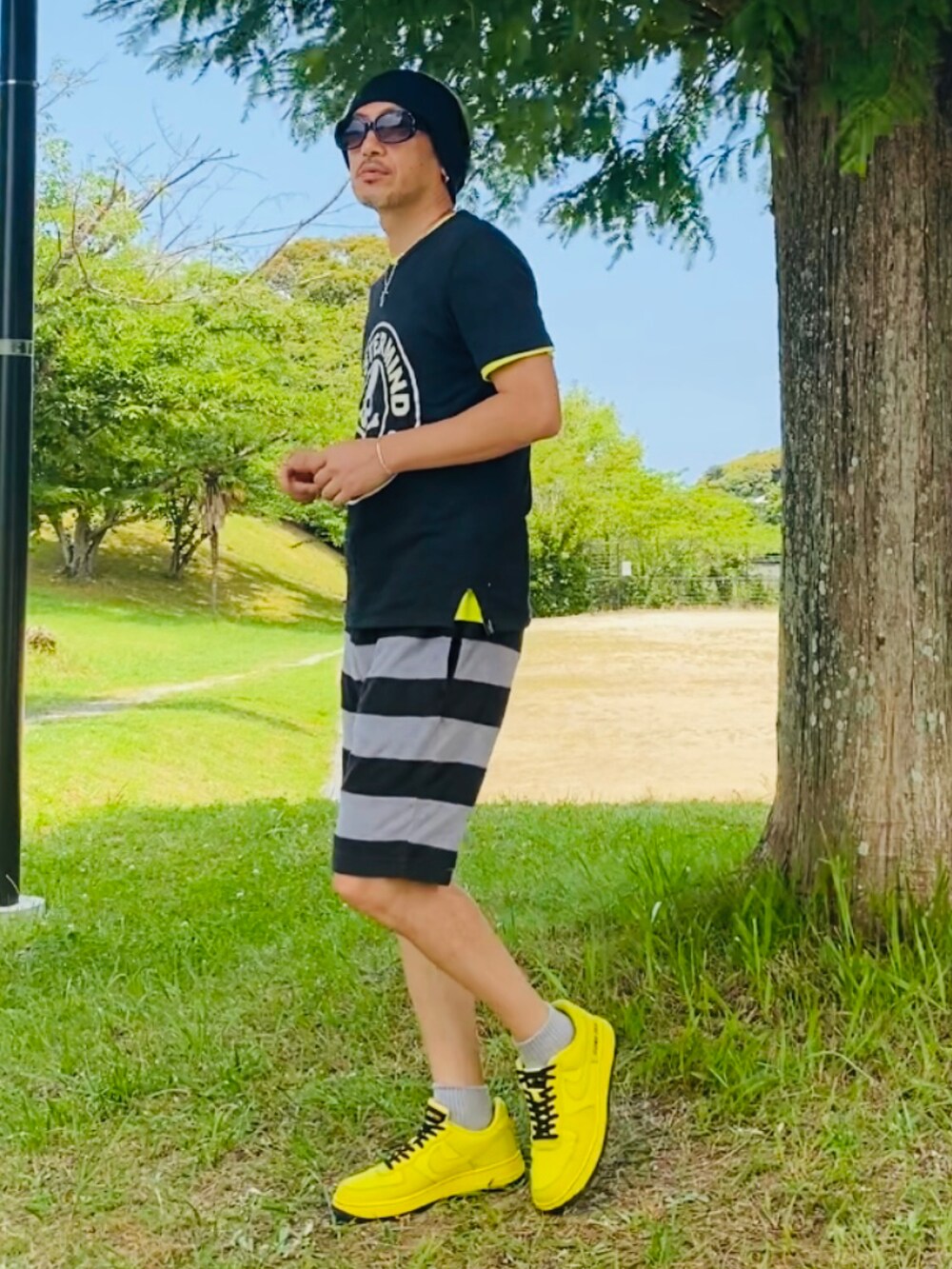 ブラック系のTシャツ/カットソー、グレー系のTシャツ/カットソー、イエロー系のスニーカーを着用したメンズの夏コーディネートの4枚目の写真