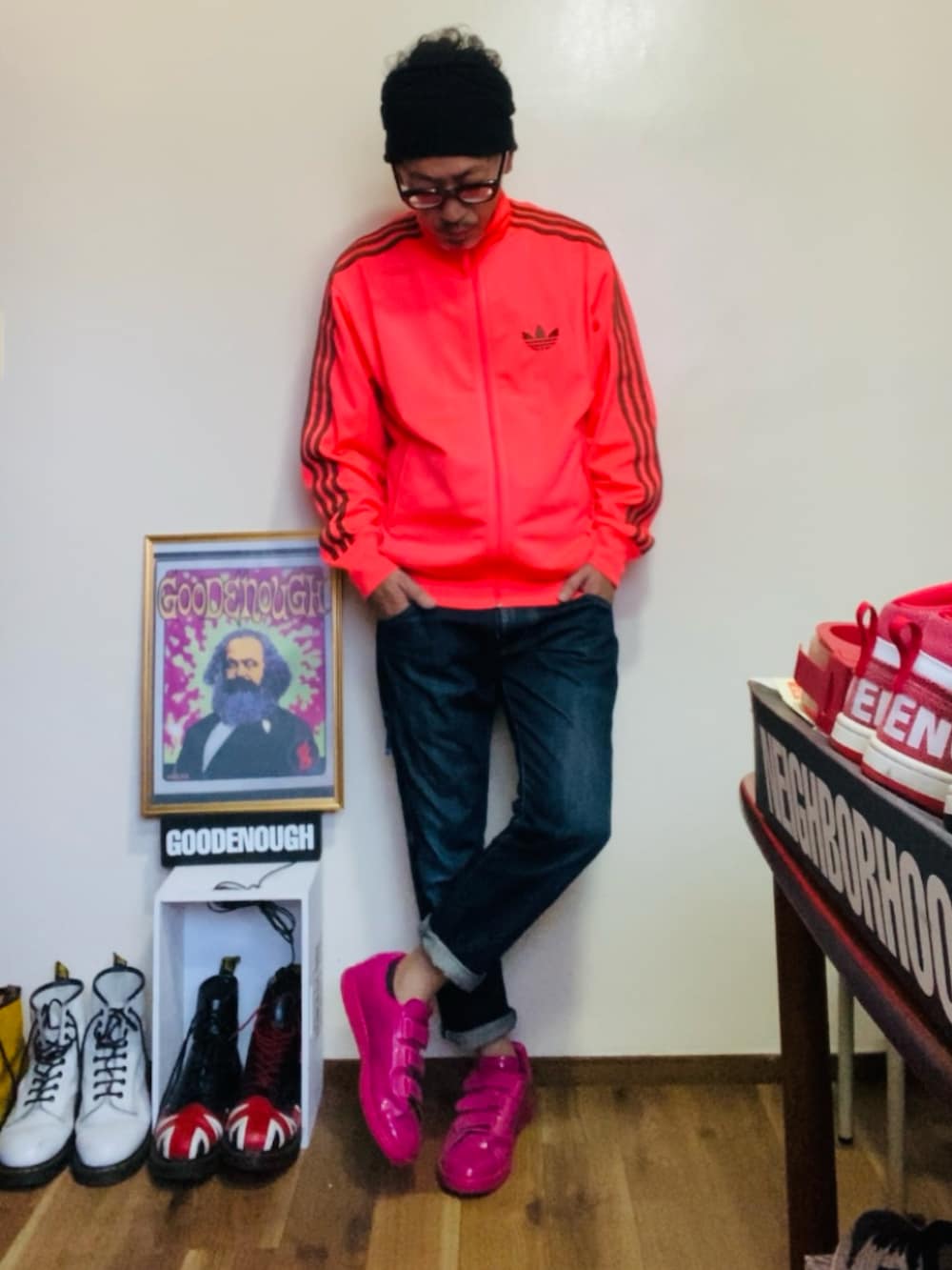 ピンク系のジャージ、ブルー系のデニムパンツ、ピンク系のスニーカーを着用したメンズの春コーディネートの2枚目の写真