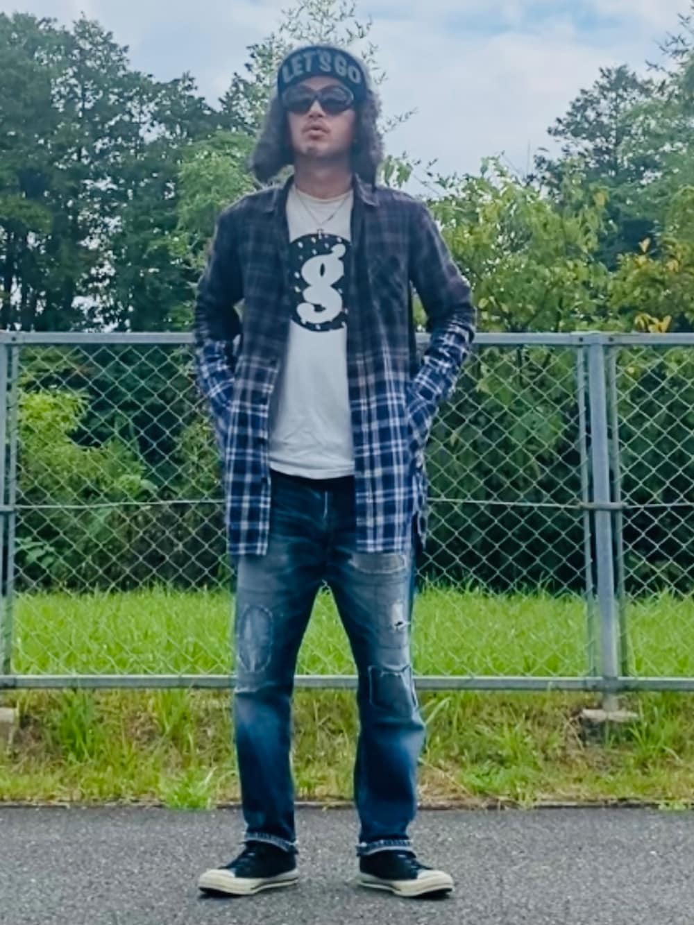 ブルー系のシャツ/ブラウス、ホワイト系のTシャツ/カットソー、ブルー系のデニムパンツを着用したメンズの秋コーディネートの2枚目の写真