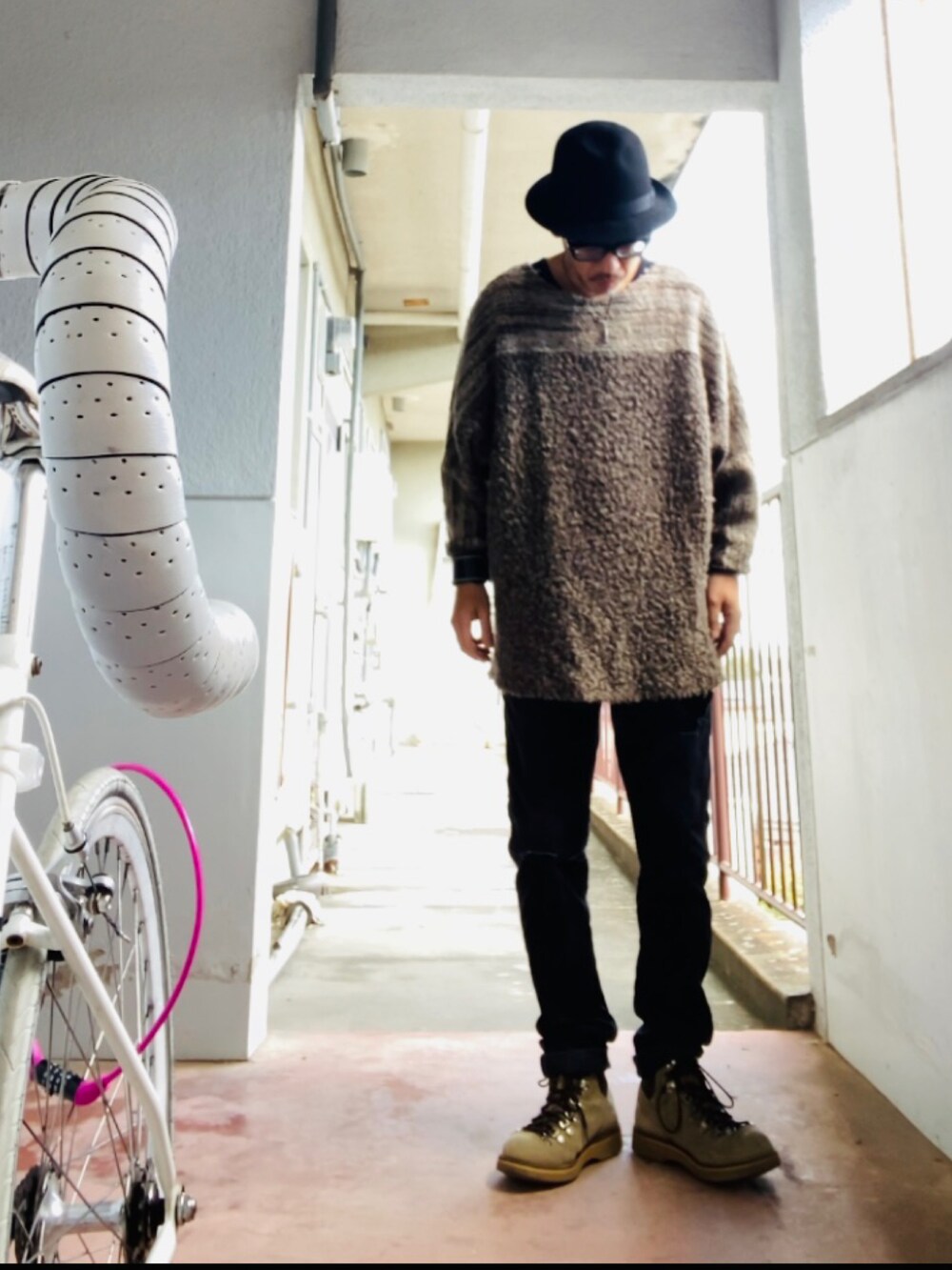 ブラウン系のニット/セーター、ブラック系のその他パンツ、ベージュ系のブーツを着用したメンズの秋コーディネートの3枚目の写真
