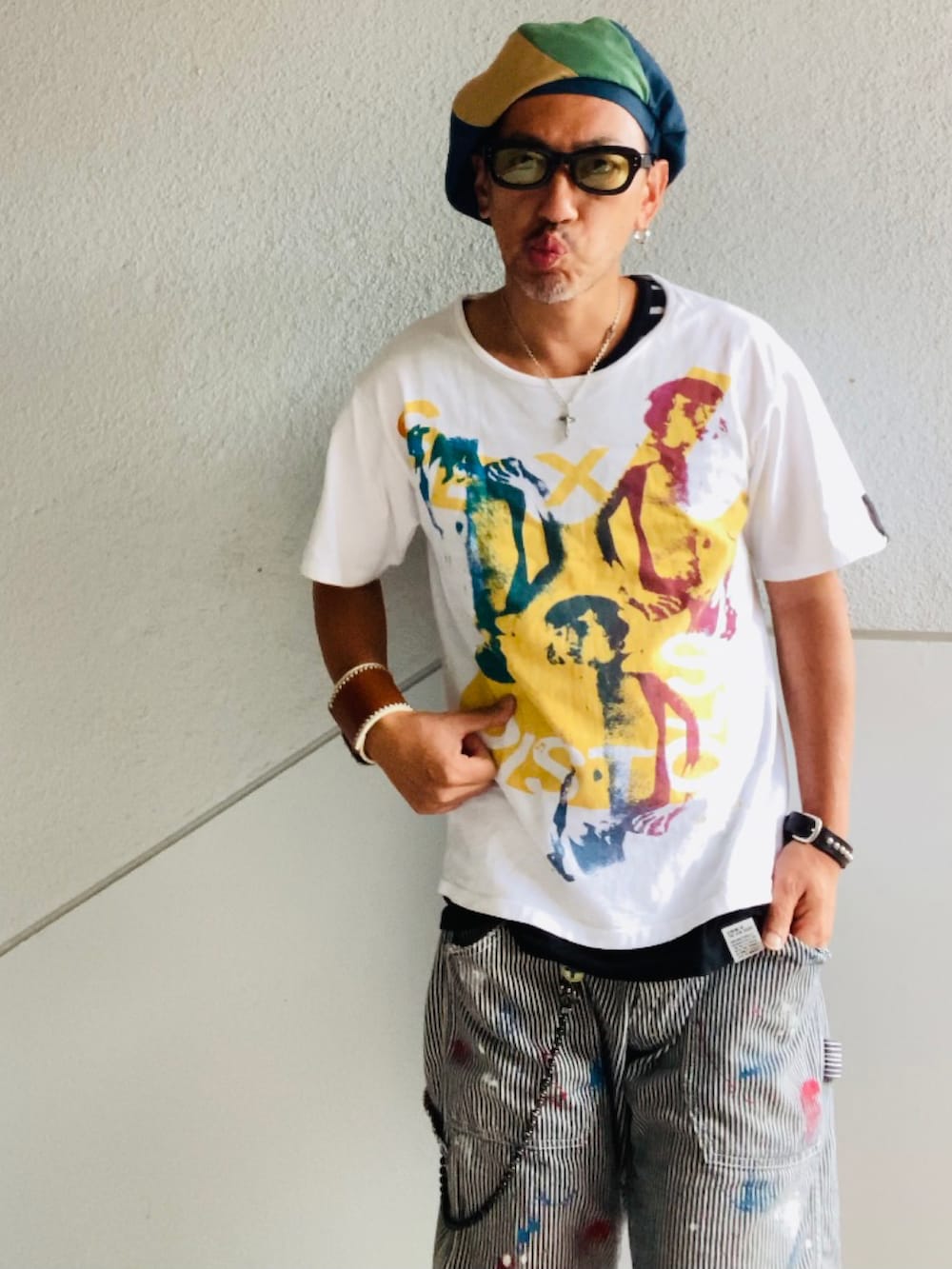 ホワイト系のTシャツ/カットソー、グレー系のデニムパンツ、グリーン系のブーツを着用したメンズの夏コーディネートの4枚目の写真