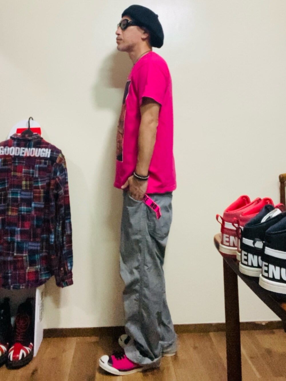 ピンク系のTシャツ/カットソー、グレー系のデニムパンツ、ピンク系のスニーカーを着用したメンズの秋コーディネートの3枚目の写真