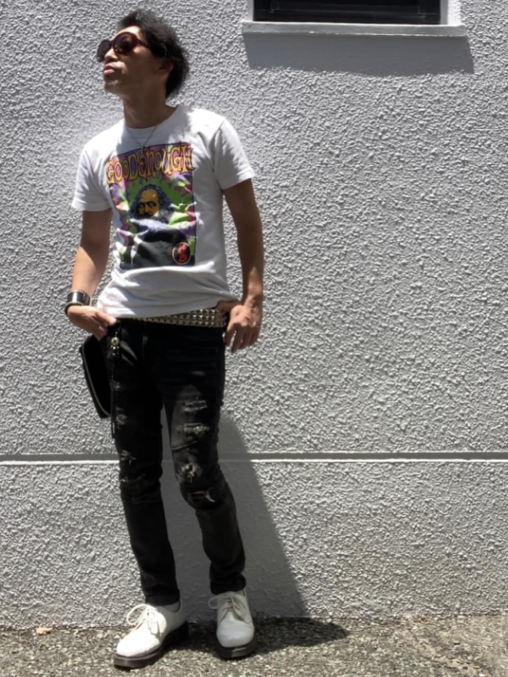 ホワイト系のTシャツ/カットソー、ブラック系のデニムパンツ、ブラック系のバッグを着用したメンズの夏コーディネートの2枚目の写真