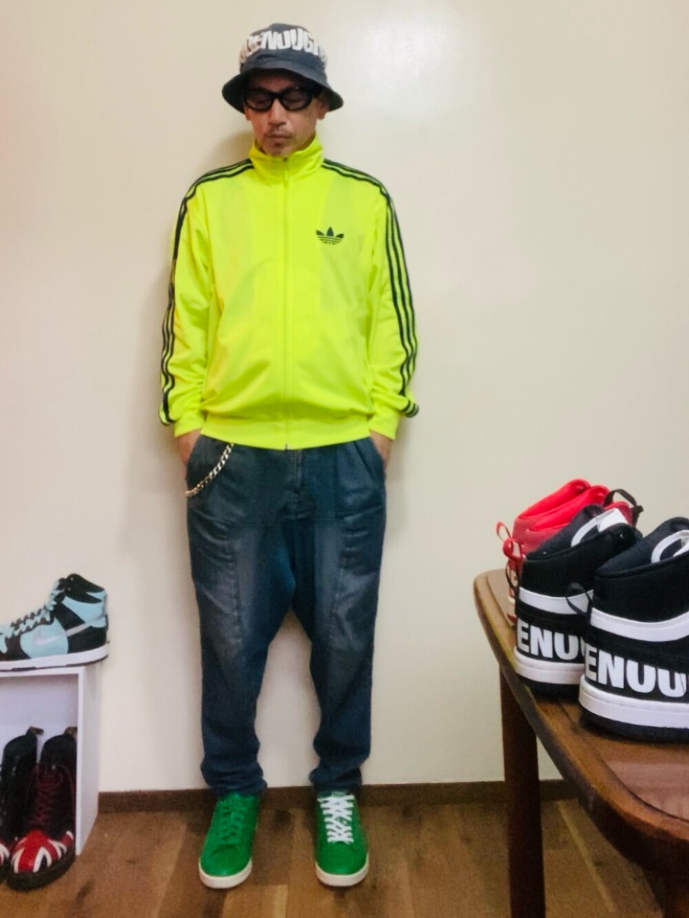 イエロー系のジャージ、ブルー系のデニムパンツ、グリーン系のスニーカーを着用したメンズの春コーディネートの4枚目の写真