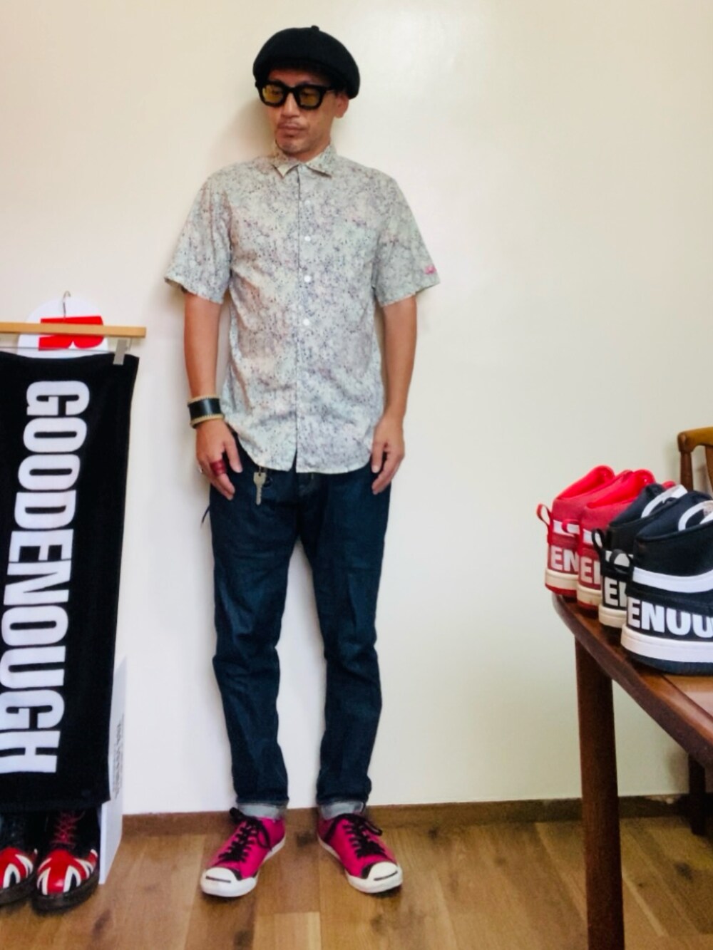 その他のシャツ/ブラウス、ブルー系のデニムパンツ、ピンク系のスニーカーを着用したメンズの夏コーディネートの5枚目の写真