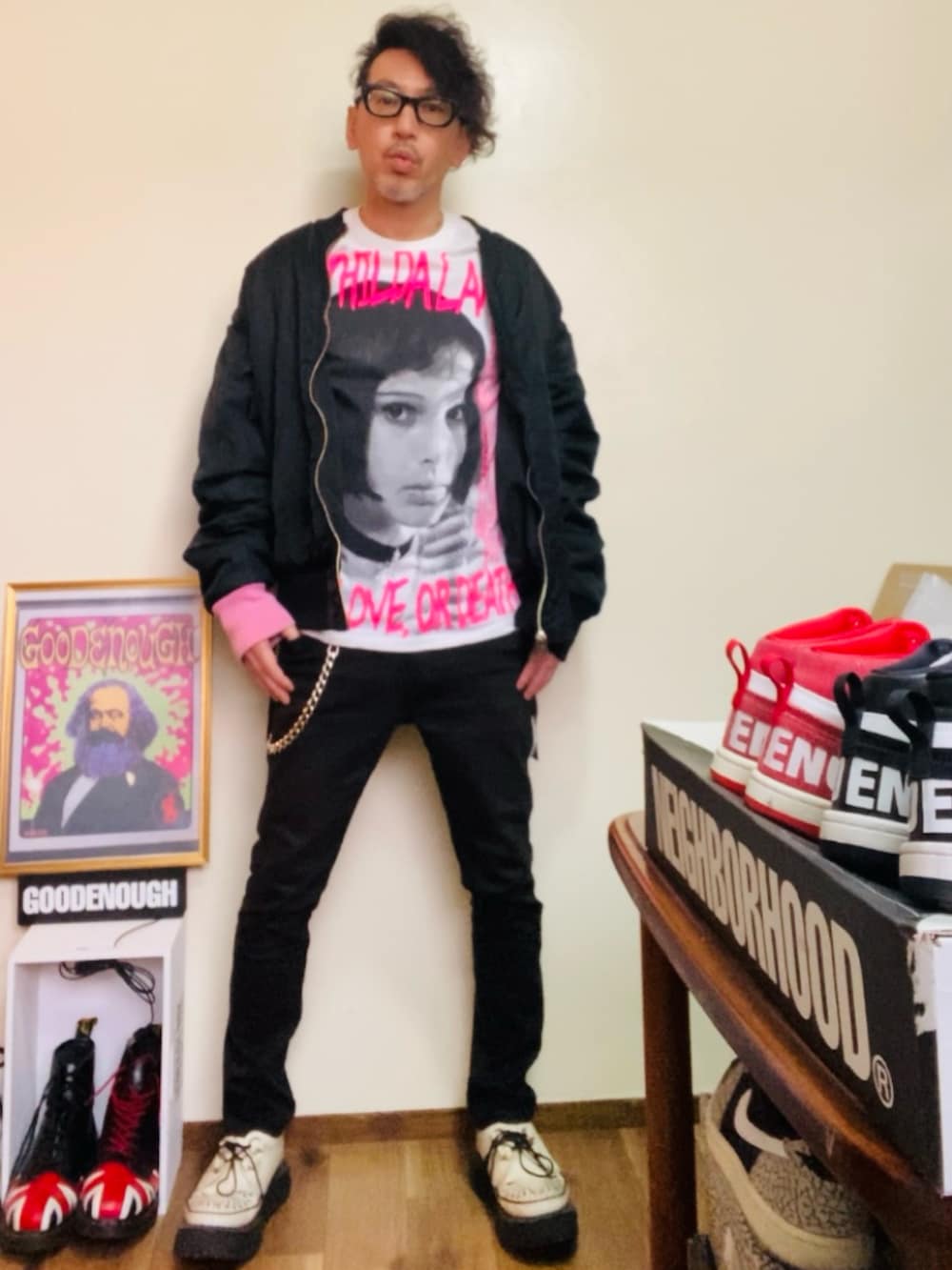 ホワイト系のTシャツ/カットソー、ブラック系のMA-1、ブラック系のパンツを着用したメンズの春コーディネートの4枚目の写真