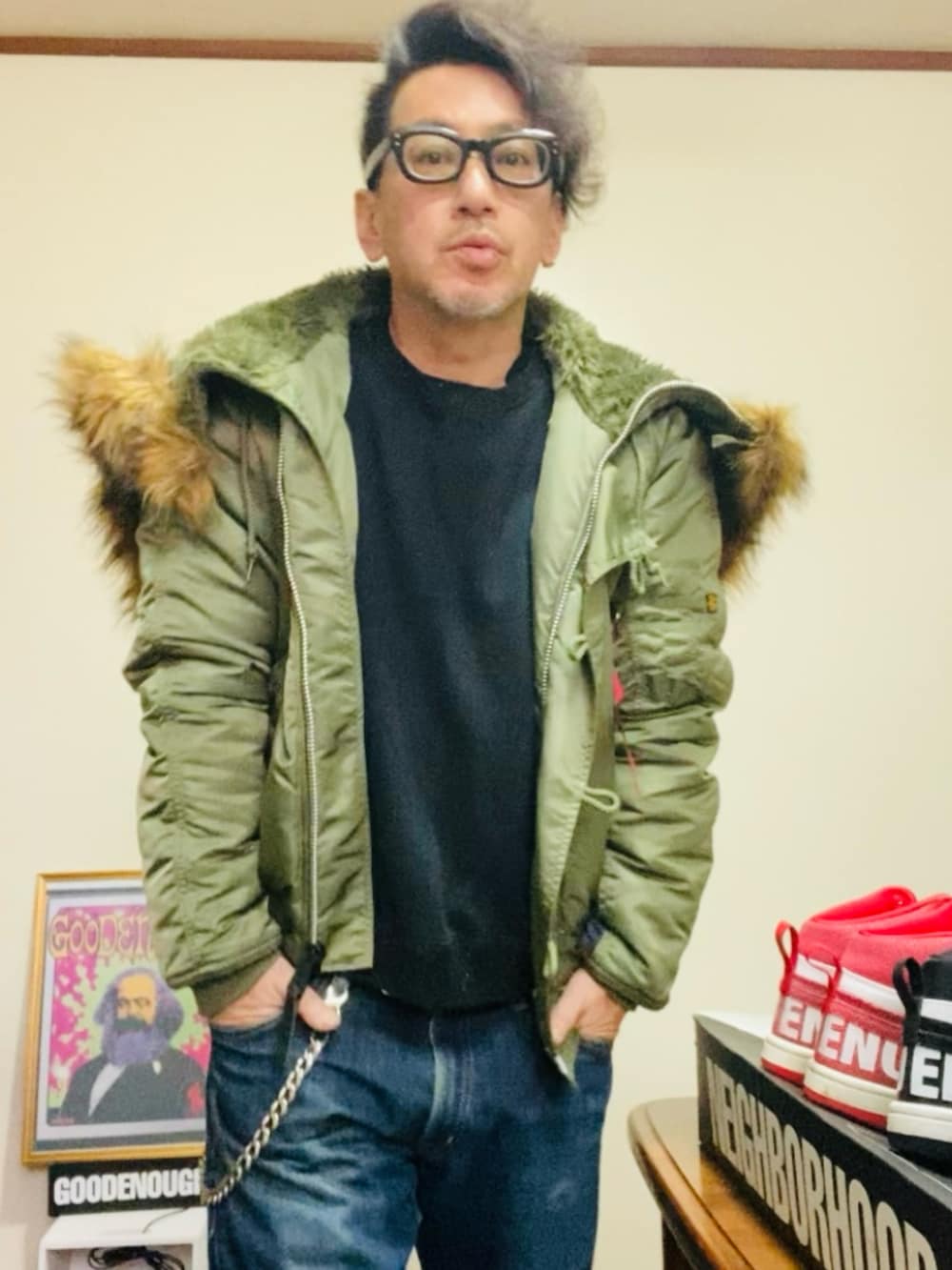 ブラック系のスウェット、グリーン系のMA-1、ブルー系のデニムパンツを着用したメンズの冬コーディネートの5枚目の写真