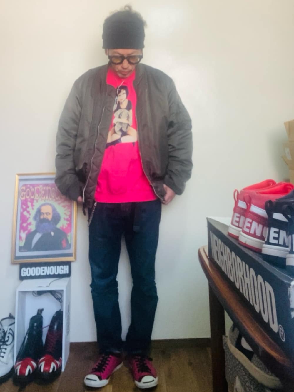 ピンク系のスウェット、グレー系のMA-1、ピンク系のスニーカーを着用したメンズの冬コーディネートの4枚目の写真