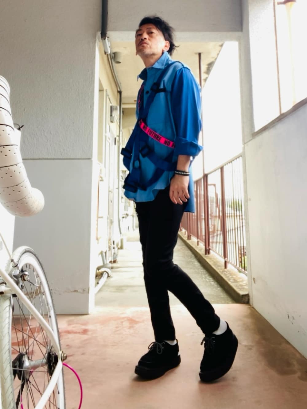 ブルー系のシャツ/ブラウス、ブラック系のパンツ、ブラック系のドレスシューズを着用したメンズの春コーディネートの3枚目の写真