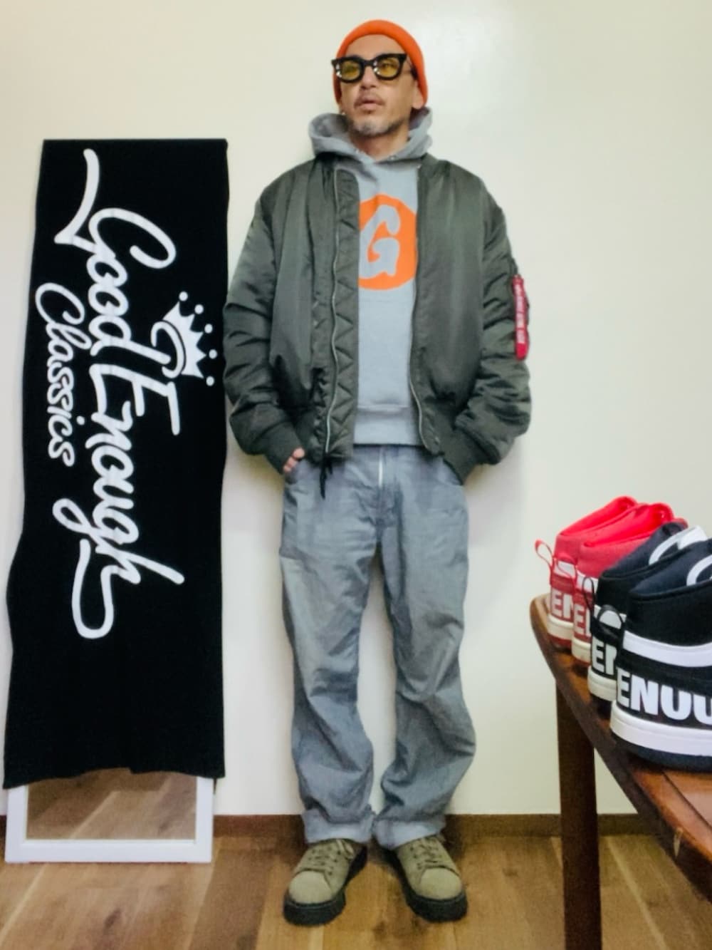 グレー系のMA-1、グレー系のパーカー、グレー系のデニムパンツを着用したメンズの秋コーディネートの3枚目の写真