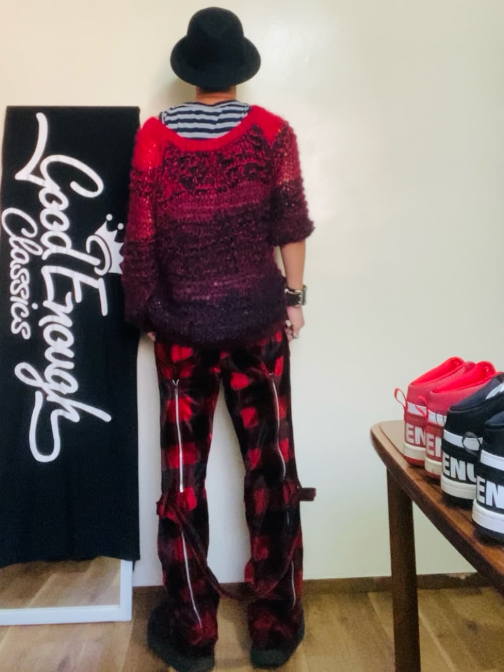 レッド系のニット/セーター、レッド系のその他パンツ、ブラック系のドレスシューズを着用したメンズの秋コーディネートの3枚目の写真