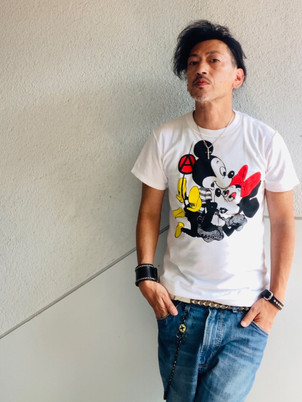 ホワイト系のTシャツ/カットソー、ブルー系のデニムパンツ、ホワイト系のその他シューズを着用したメンズの夏コーディネートの5枚目の写真