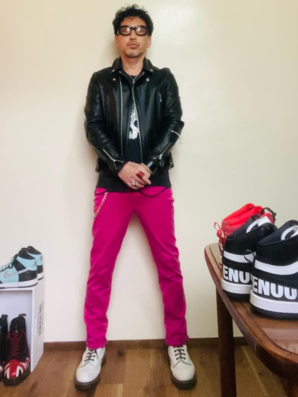 ブラック系のTシャツ/カットソー、ブラック系のライダースジャケット、ピンク系のその他パンツを着用したメンズの春コーディネートの2枚目の写真