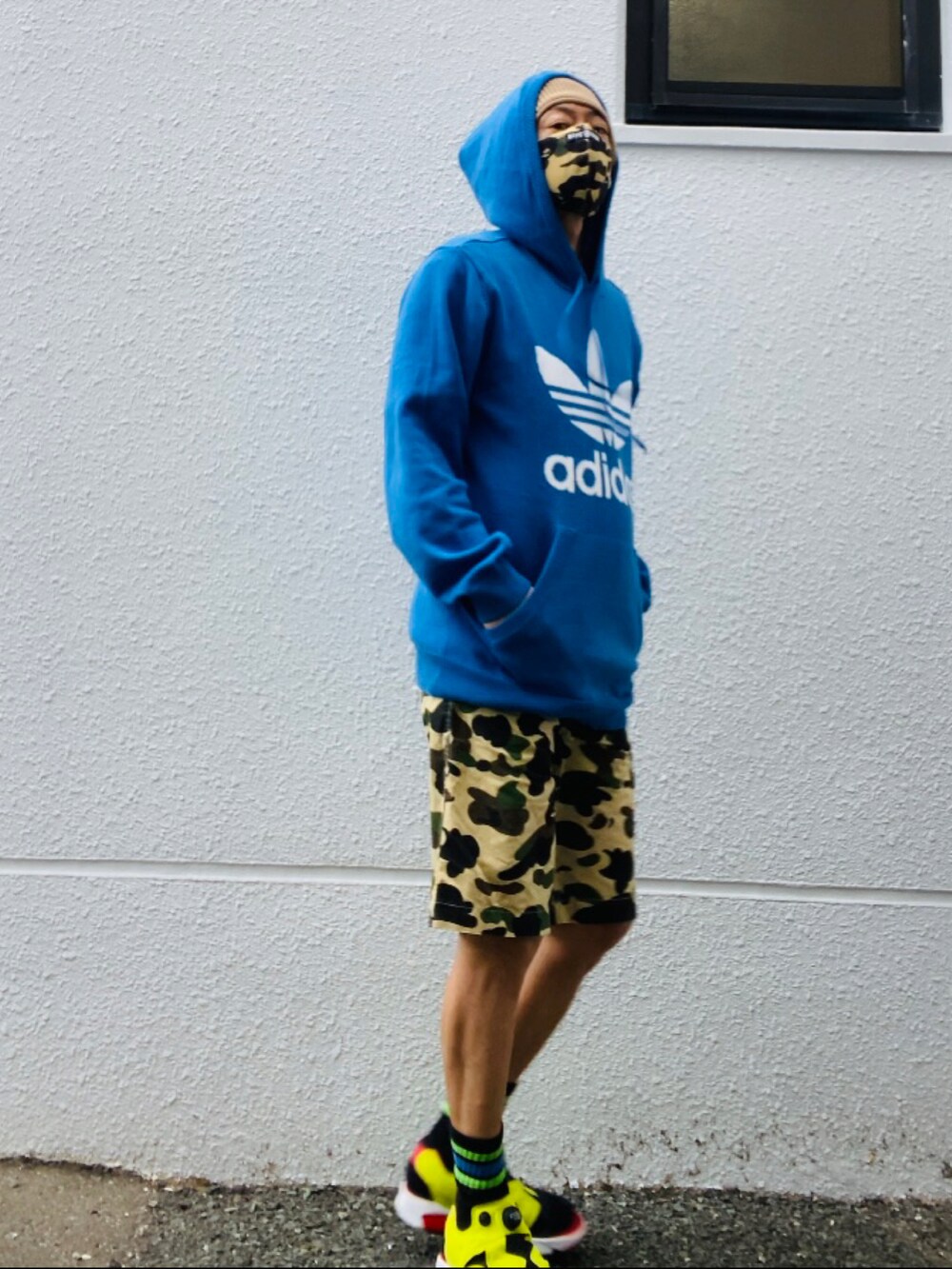 ブルー系のニット/セーター、イエロー系のその他パンツ、イエロー系のサンダルを着用したメンズの春コーディネートの3枚目の写真