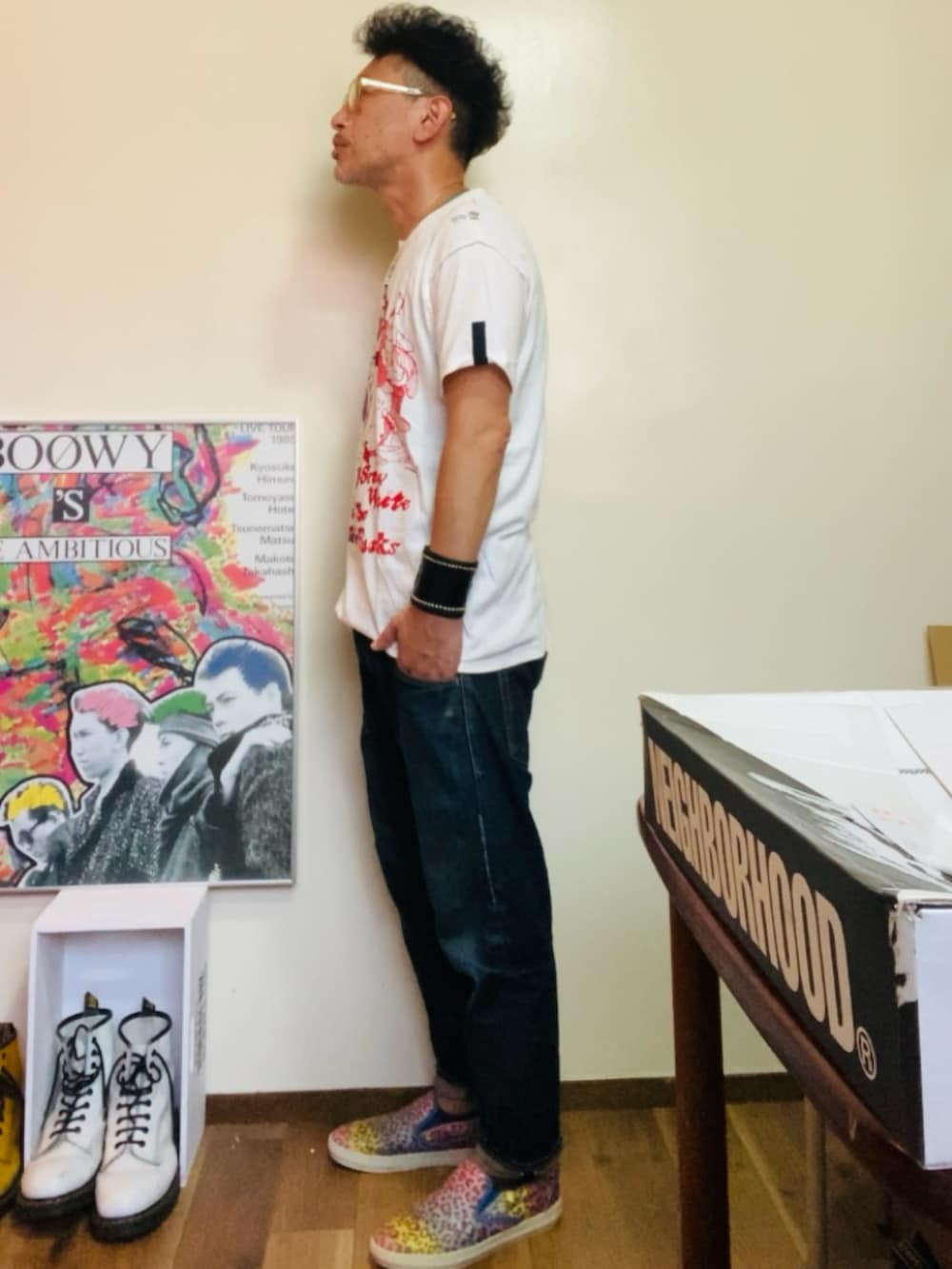 ホワイト系のTシャツ/カットソー、ブルー系のデニムパンツ、その他のスリッポンを着用したメンズの夏コーディネートの2枚目の写真