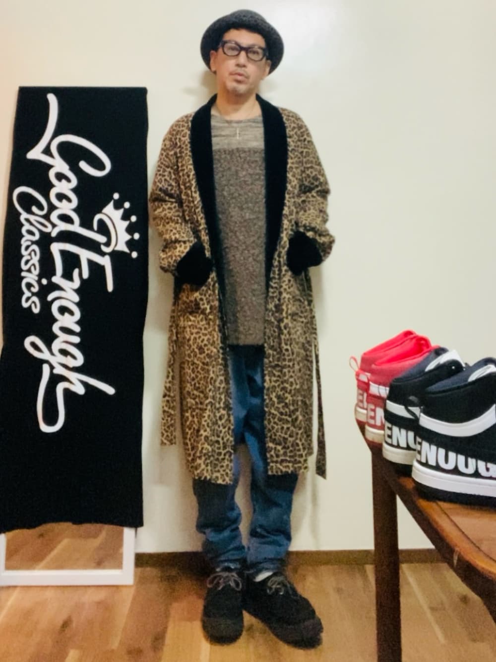 ベージュ系のその他アウター、ブラウン系のニット/セーター、ブルー系のデニムパンツを着用したメンズの冬コーディネートの2枚目の写真