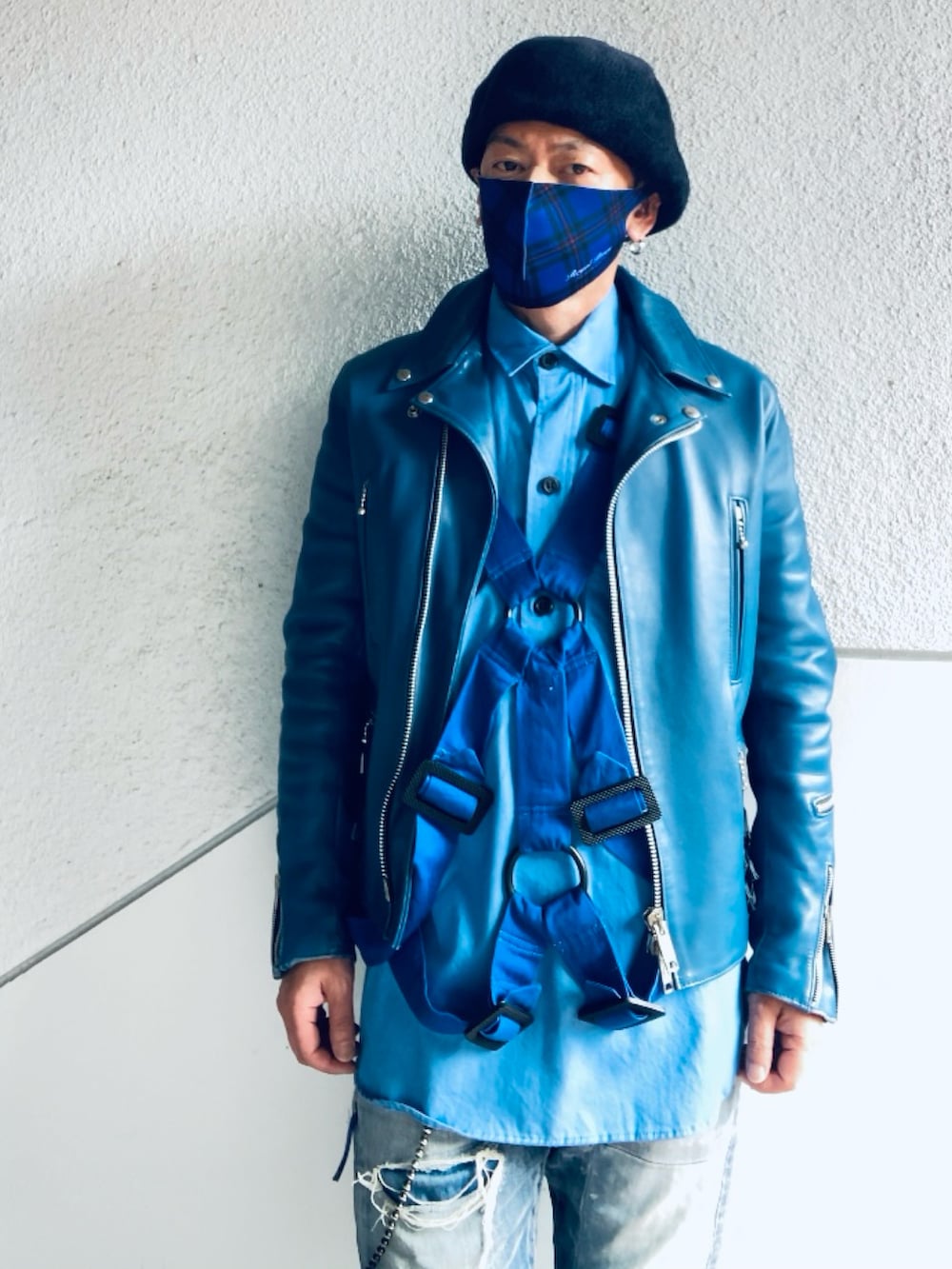 ブルー系のライダースジャケット、ブルー系のシャツ/ブラウス、ブルー系のデニムパンツを着用したメンズの春コーディネートの3枚目の写真