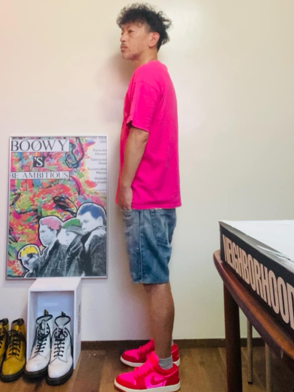 ピンク系のTシャツ/カットソー、ブルー系のその他パンツ、ピンク系のスニーカーを着用したメンズの夏コーディネートの3枚目の写真